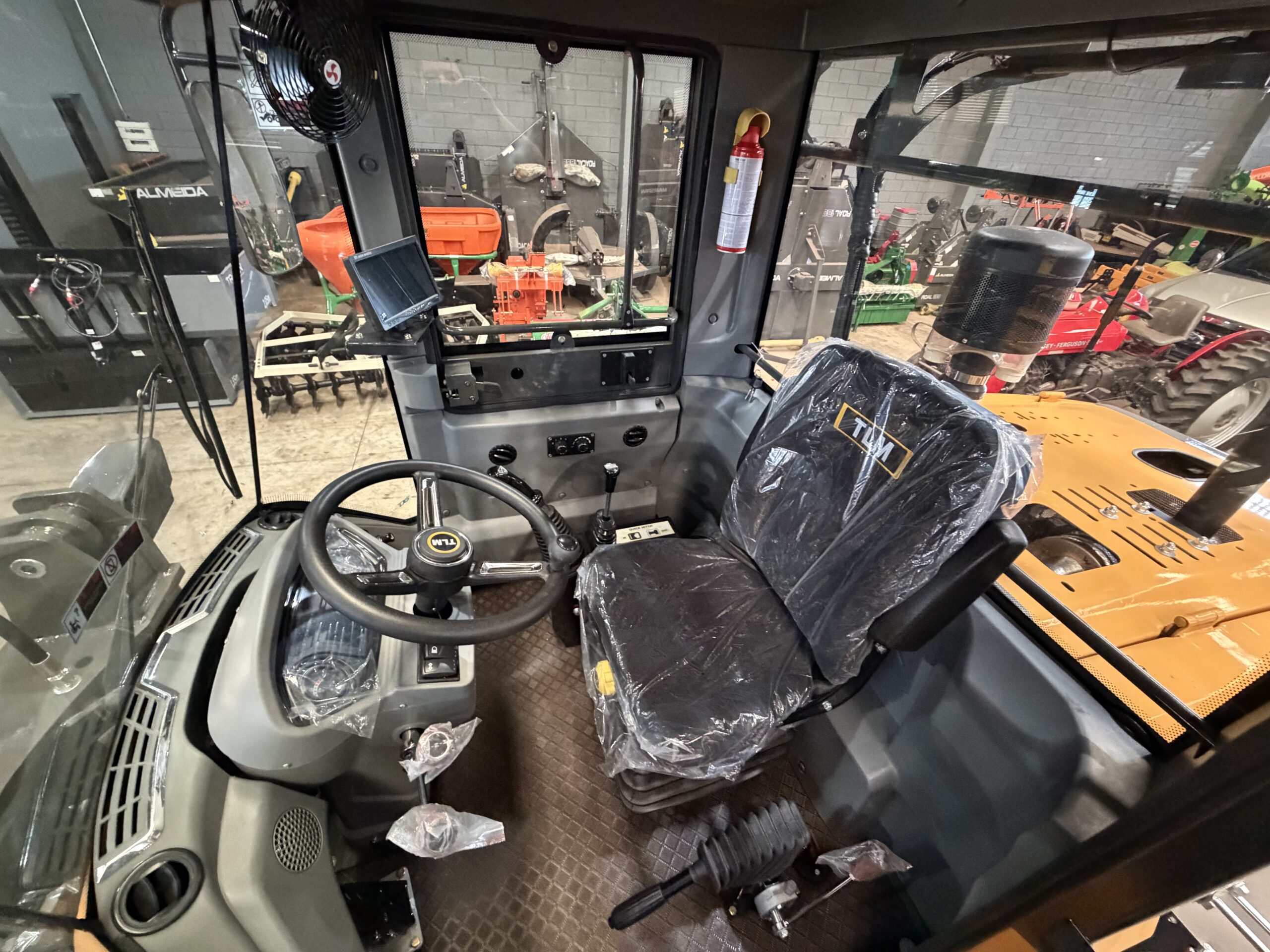 Pá Carregadeira (nova) Marca: TLM Modelo: 928L 4x4 linha Premiun, Ano: 2026, Cabinada de fábrica com ar condicionado - Imagem 44
