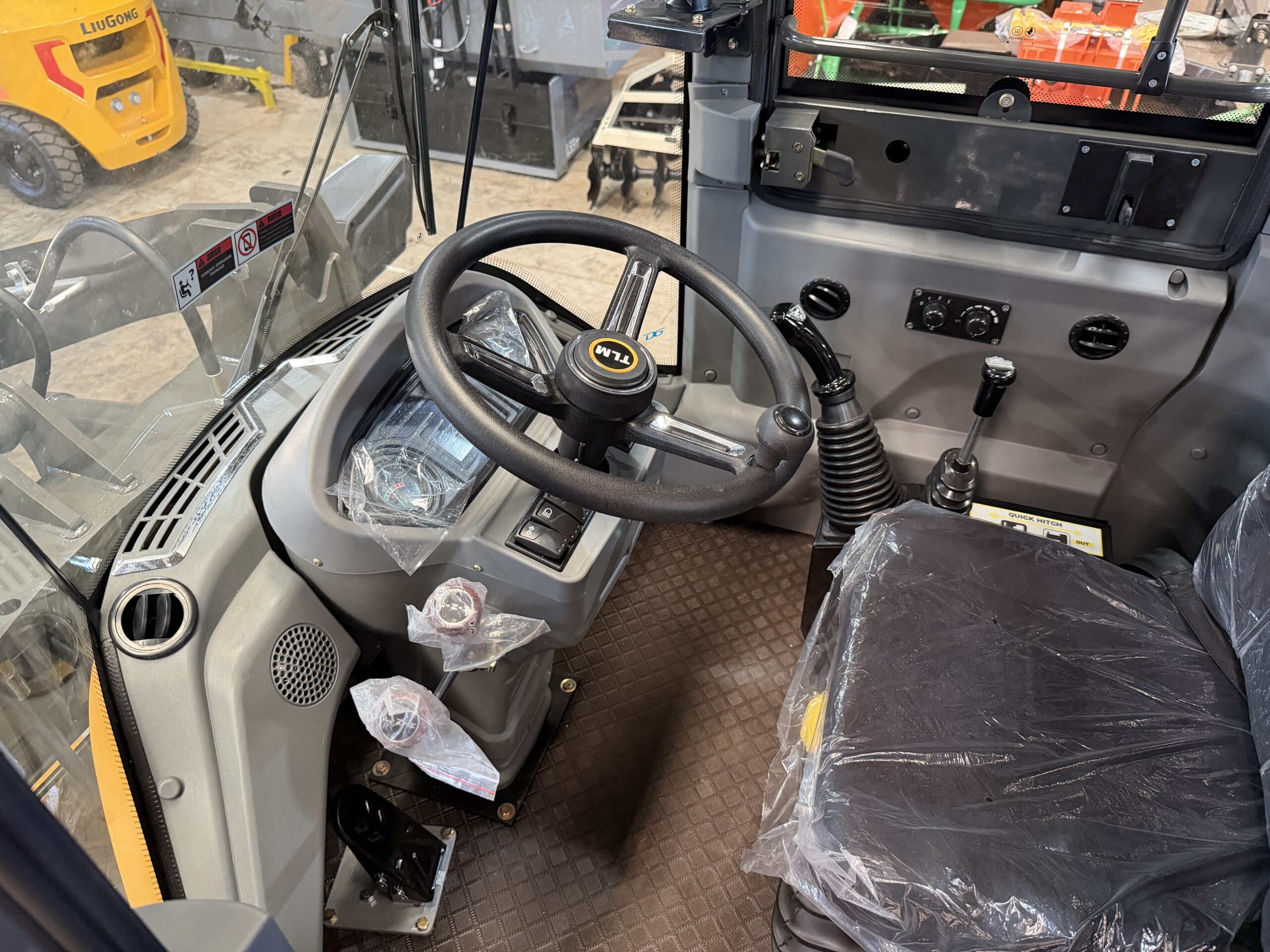 Pá Carregadeira (nova) Marca: TLM Modelo: 928L 4x4 linha Premiun, Ano: 2026, Cabinada de fábrica com ar condicionado - Imagem 43
