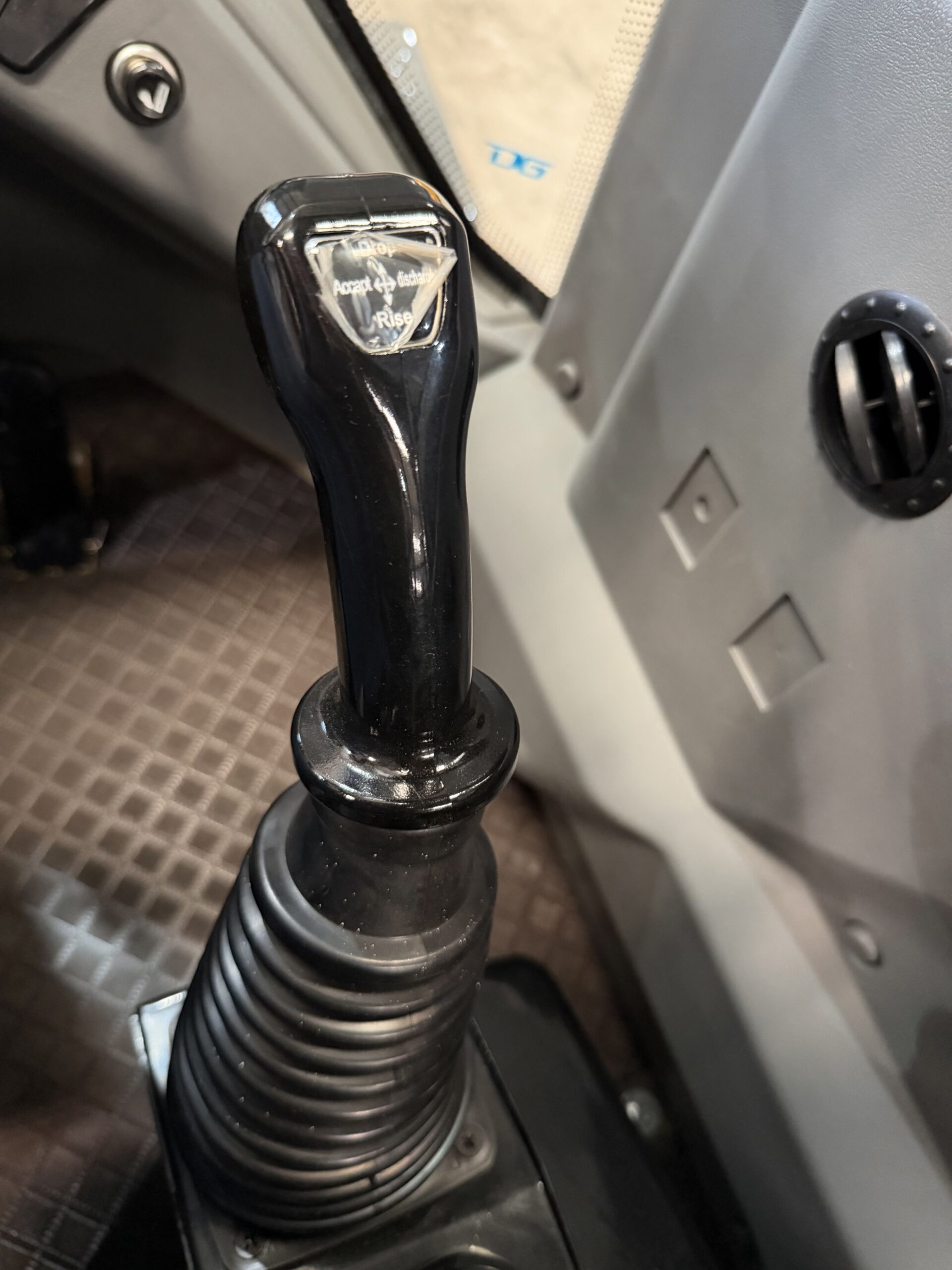 Pá Carregadeira (nova) Marca: TLM Modelo: 928L 4x4 linha Premiun, Ano: 2026, Cabinada de fábrica com ar condicionado - Imagem 53