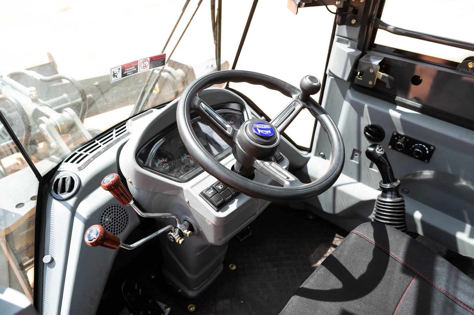 Pá Carregadeira (nova) Marca: TLM Modelo: 938L 4x4 linha Premiun, Ano: 2026, Cabinada de fábrica com ar condicionado - Imagem 8