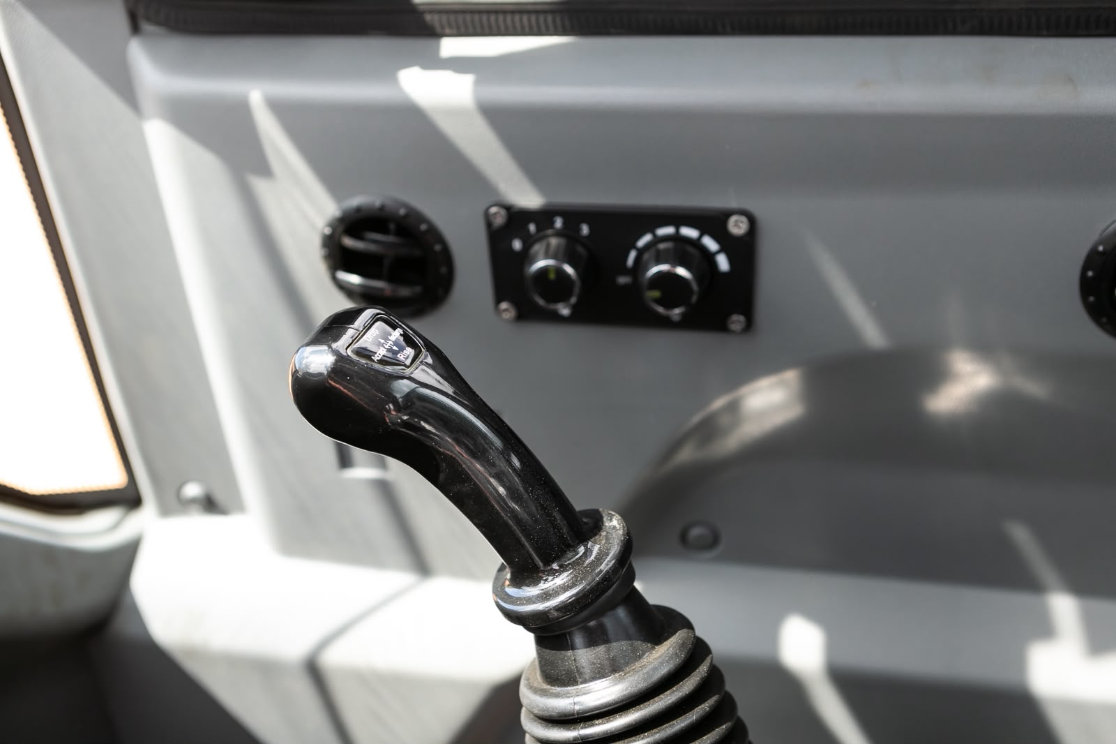 Pá Carregadeira (nova) Marca: TLM Modelo: 938L 4x4 linha Premiun, Ano: 2026, Cabinada de fábrica com ar condicionado - Imagem 9