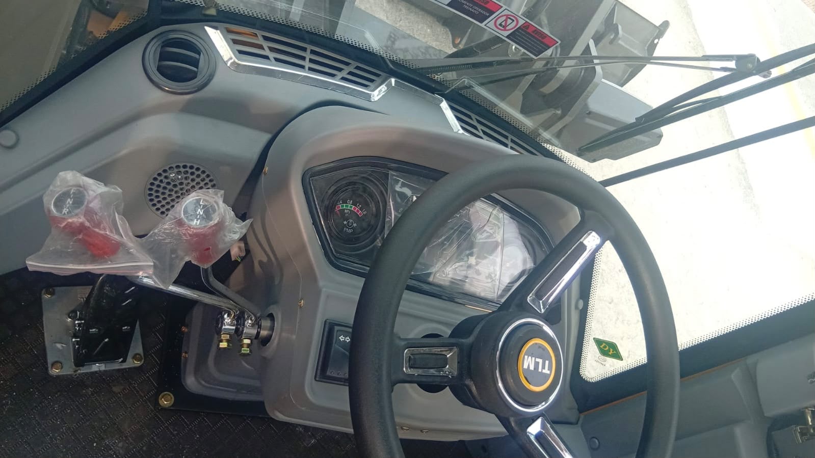 Pá Carregadeira (nova) Marca: TLM Modelo: 938L 4x4 linha Premiun, Ano: 2026, Cabinada de fábrica com ar condicionado - Imagem 12