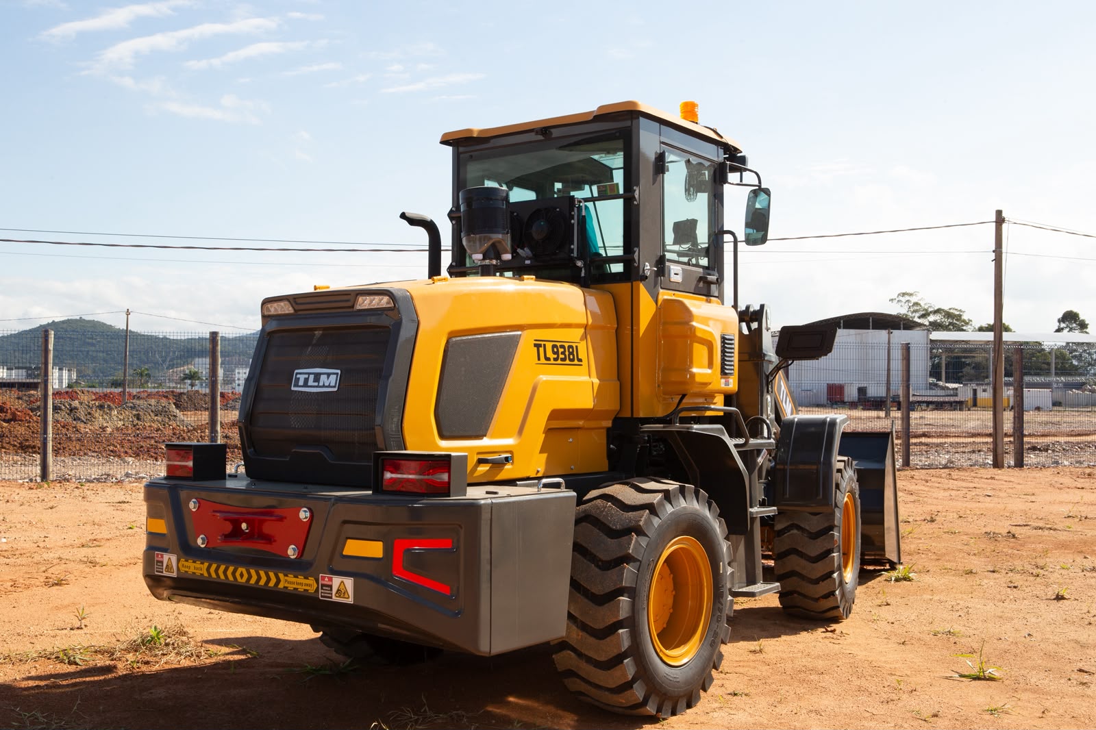 Pá Carregadeira (nova) Marca: TLM Modelo: 938L 4x4 linha Premiun, Ano: 2026, Cabinada de fábrica com ar condicionado - Imagem 3