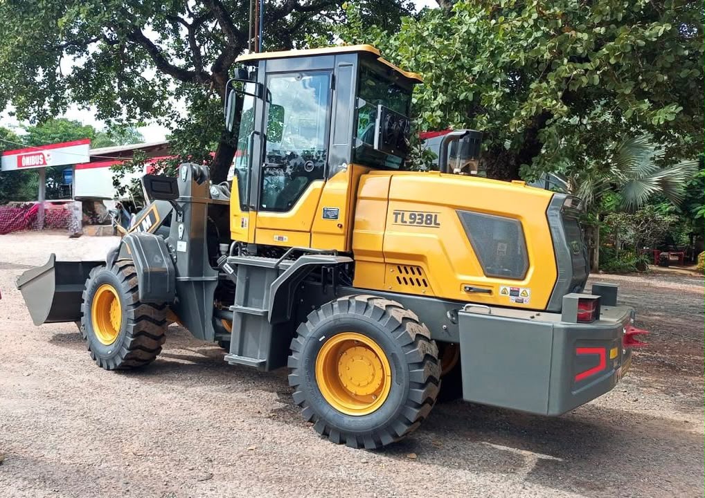 Pá Carregadeira (nova) Marca: TLM Modelo: 938L 4x4 linha Premiun, Ano: 2026, Cabinada de fábrica com ar condicionado