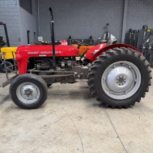 Massey Ferguson 35X (Relíquia) , 4x2 Ano aproximado 1964 , motor Perkins 3 cilindros (nacional) .