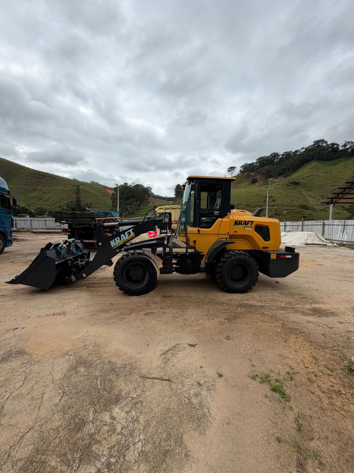 Pá Carregadeira (nova) Marca: KRAFT Modelo: K930 4x4 linha Premiun, Ano: 2026, Cabinada de fábrica com ar condicionado. - Imagem 5