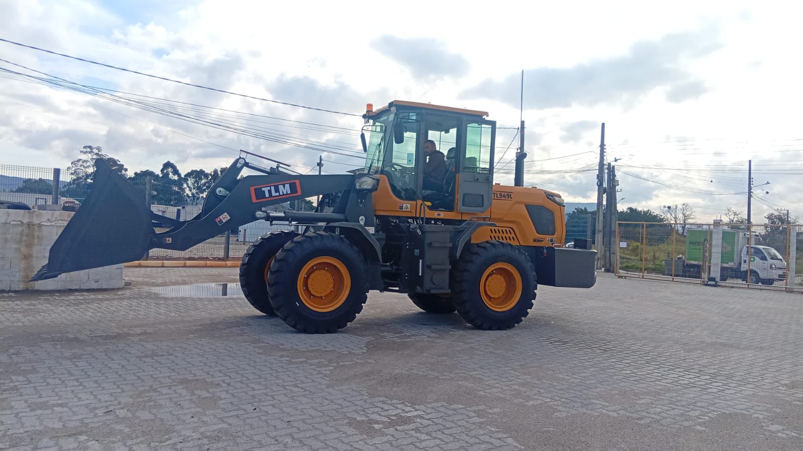 Pá Carregadeira (nova) Marca: TLM Modelo: 949L 4x4 linha Premiun, Ano: 2026, Cabinada de fábrica com ar condicionado. - Imagem 4
