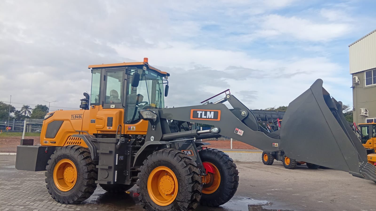 Pá Carregadeira (nova) Marca: TLM Modelo: 949L 4x4 linha Premiun, Ano: 2026, Cabinada de fábrica com ar condicionado. - Imagem 10