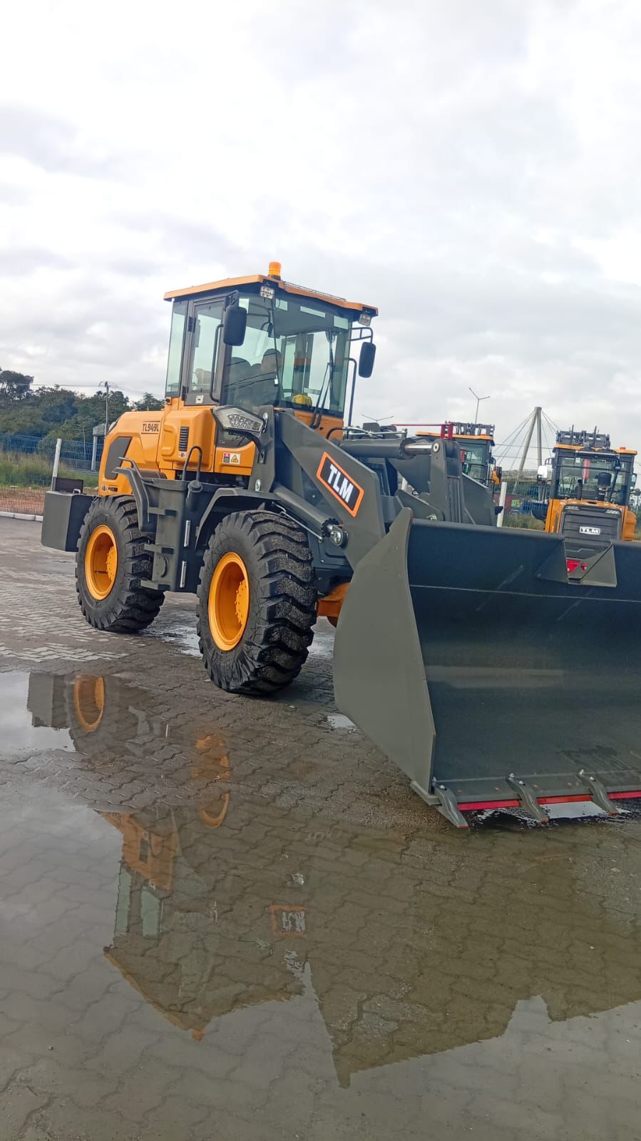 Pá Carregadeira (nova) Marca: TLM Modelo: 949L 4x4 linha Premiun, Ano: 2026, Cabinada de fábrica com ar condicionado. - Imagem 3