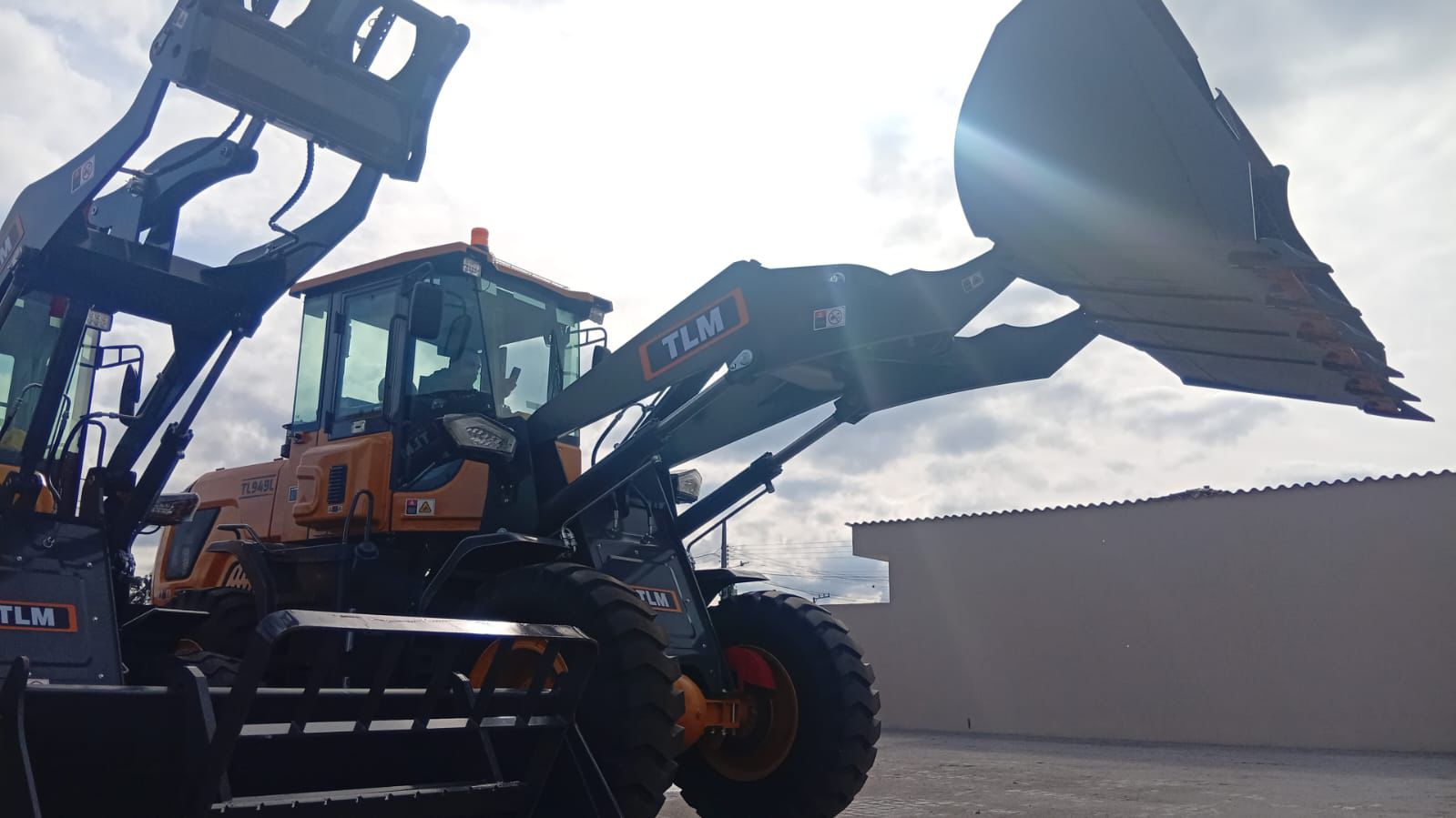 Pá Carregadeira (nova) Marca: TLM Modelo: 949L 4x4 linha Premiun, Ano: 2026, Cabinada de fábrica com ar condicionado. - Imagem 11
