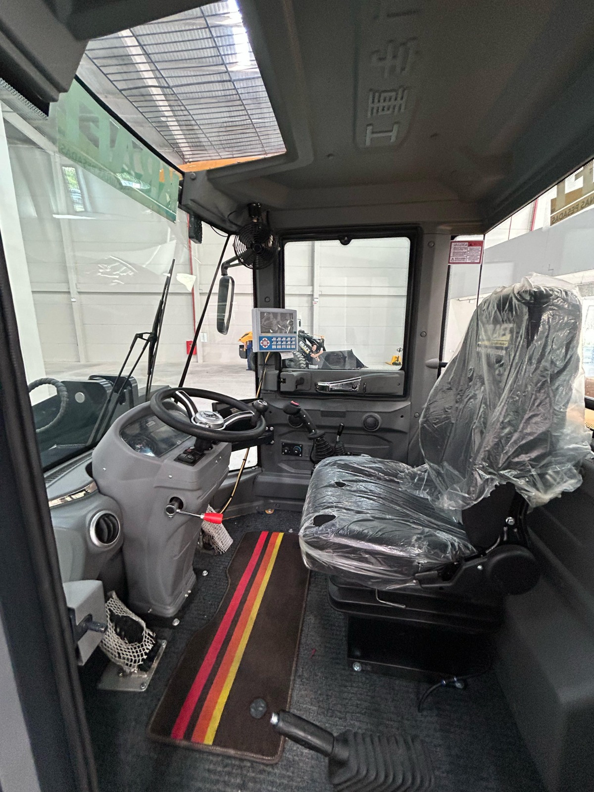 Pá Carregadeira (nova) Marca: KRAFT Modelo: K940S 4x4 linha Premiun, Ano: 2026, Cabinada de fábrica com ar condicionado. - Imagem 5
