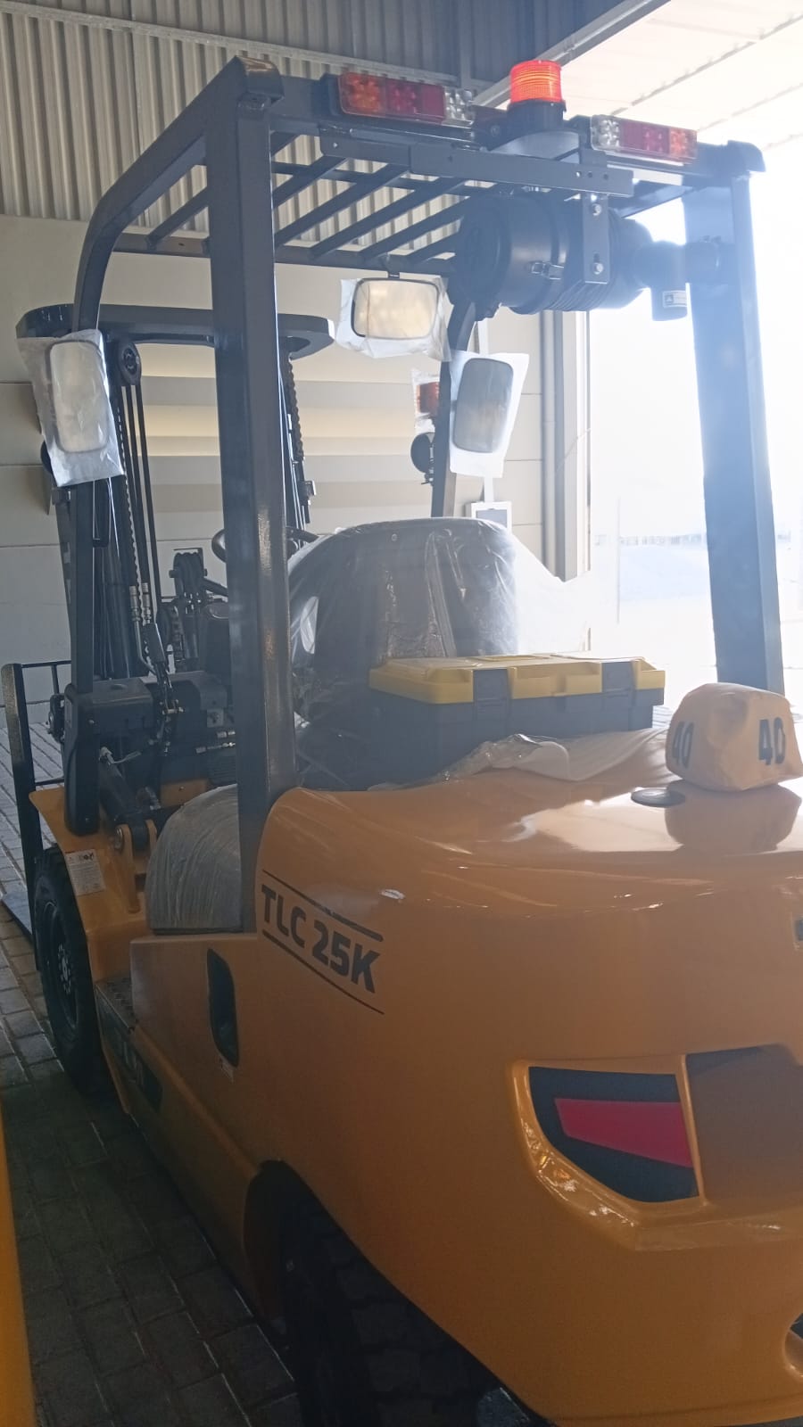 Empilhadeira duplex (nova) , Marca: TLM Modelo: TLC 25D para 2.5 ton ,com torre de 3.50 m e motor a diesel . - Imagem 5