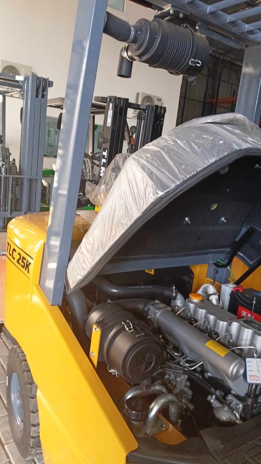Empilhadeira duplex (nova) , Marca: TLM Modelo: TLC 25D para 2.5 ton ,com torre de 3.50 m e motor a diesel . - Imagem 15