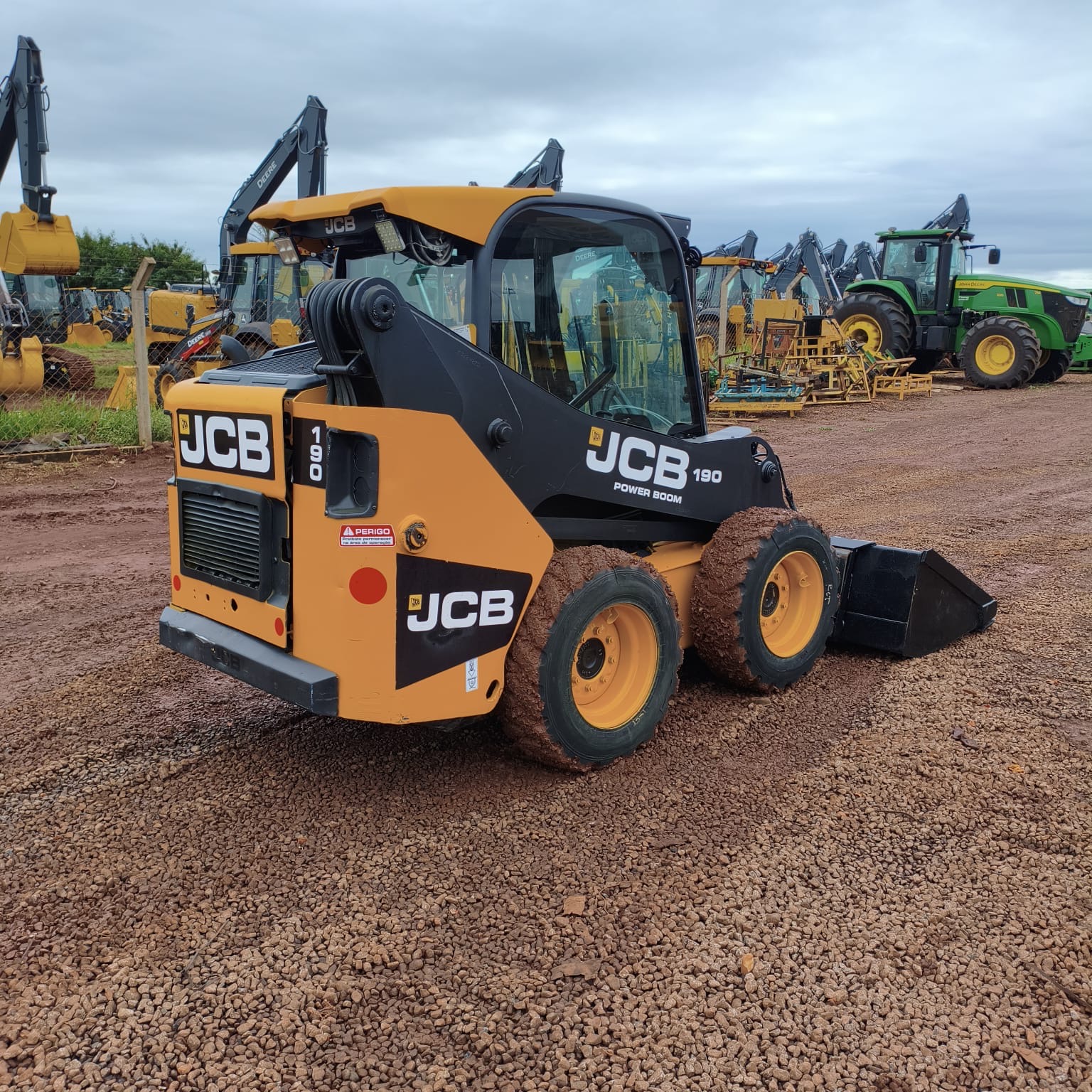 MiniCarregadeira/Bobcat Marca: JCB Modelo: 190 Ano 2020 Cabinada com ar condicionado - Imagem 2
