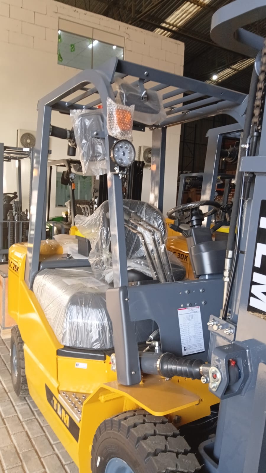 Empilhadeira duplex (nova) , Marca: TLM Modelo: TLC 25D para 2.5 ton ,com torre de 3.50 m e motor a diesel . - Imagem 8