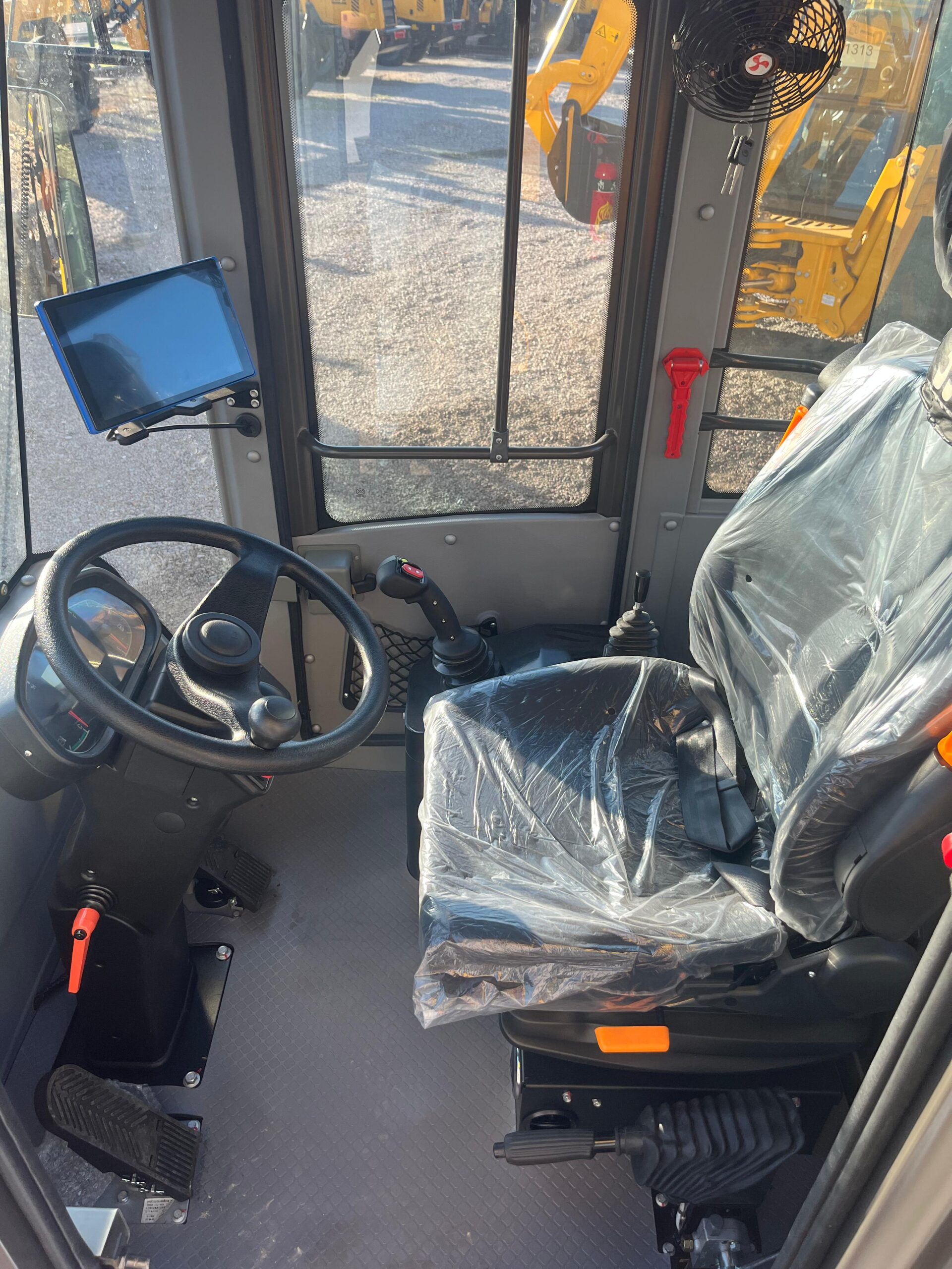 Pá Carregadeira (nova) Marca: Forza Modelo: W920 4x4 linha Premiun, Ano: 2026, Cabinada de fábrica com ar condicionado - Imagem 5
