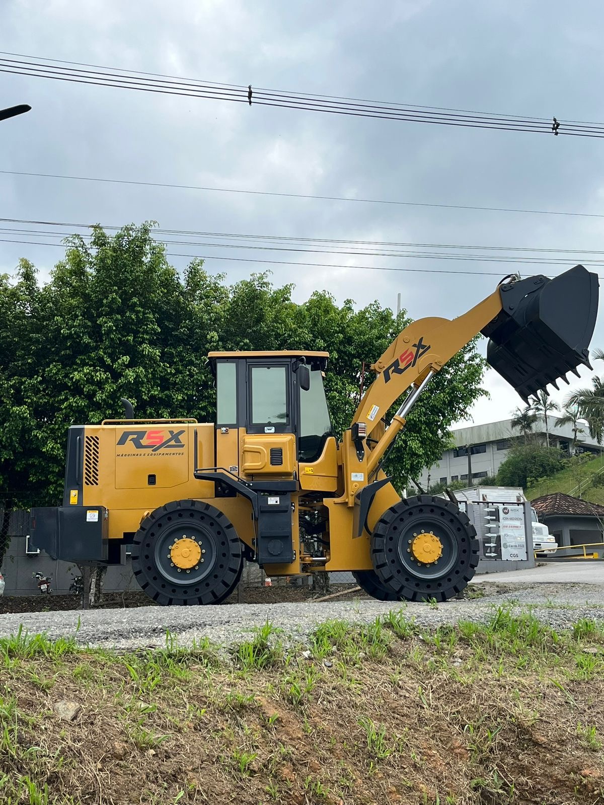 Pá Carregadeira (nova) Marca: RSX Modelo: RS 958 4x4 linha Premiun, Ano: 2026, Cabinada de fábrica com ar condicionado. - Imagem 3