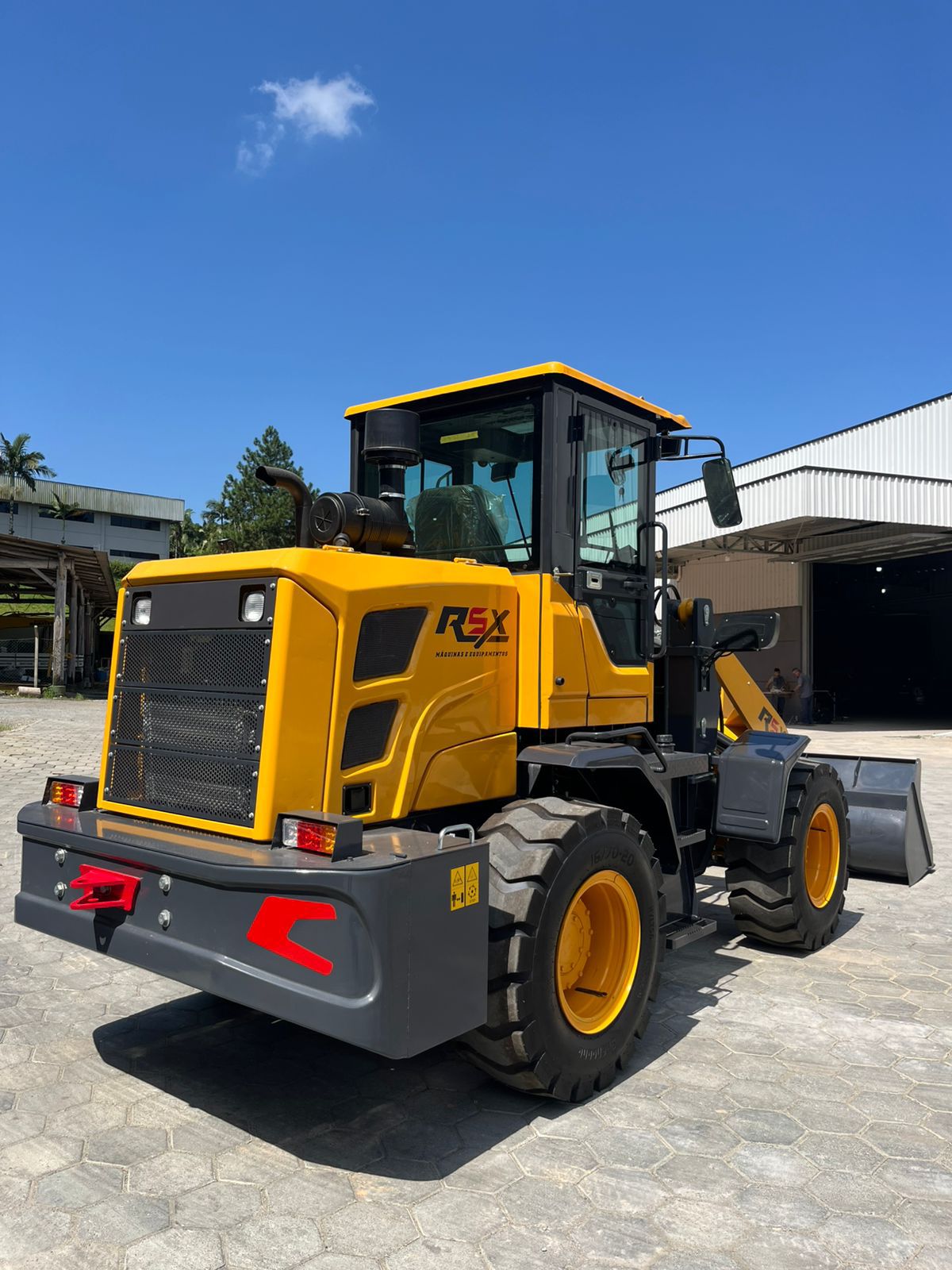 Pá Carregadeira (nova) Marca: RSX Modelo: RS 942 4x4 linha Premiun, Ano: 2026, Cabinada de fábrica com ar condicionado. - Imagem 8