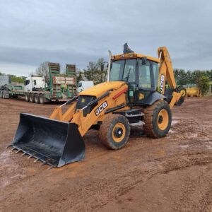 Retroescavadera Marca: JCB Modelo: 3C 4x4 Ano 2013 Cabinada com ar condicionado