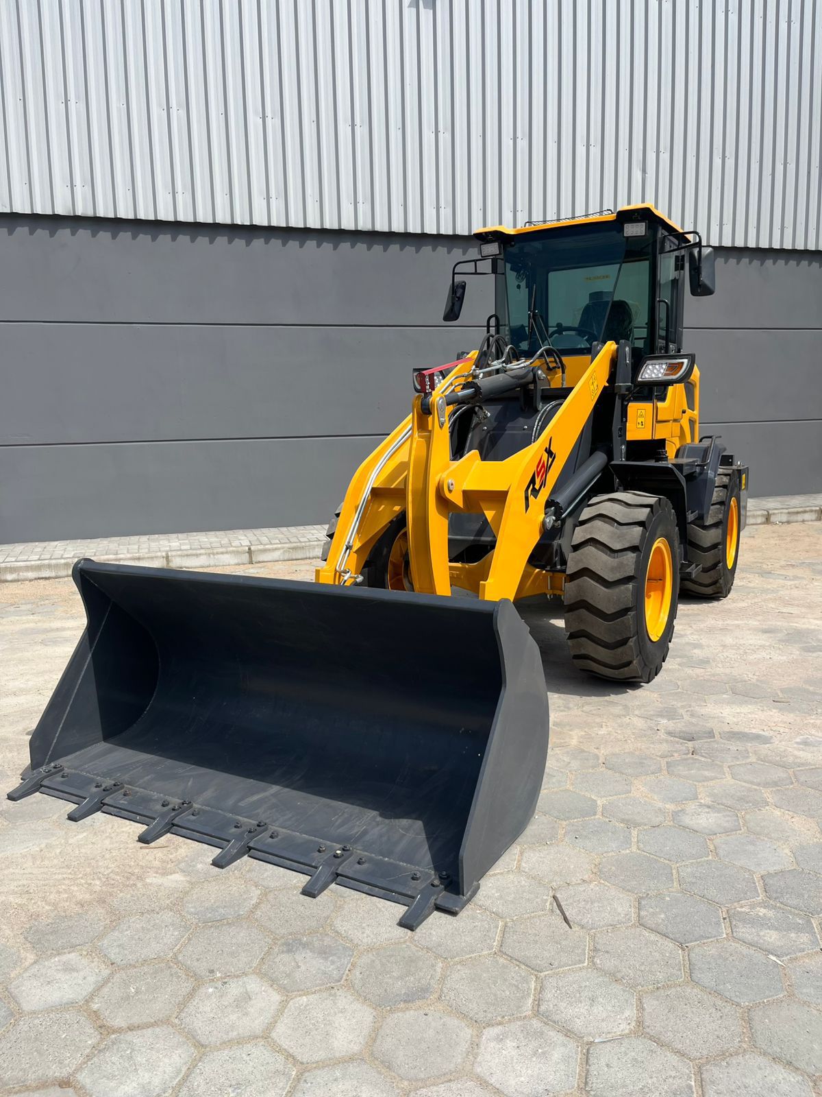 Pá Carregadeira (nova) Marca: RSX Modelo: RS 942 4x4 linha Premiun, Ano: 2026, Cabinada de fábrica com ar condicionado. - Imagem 4