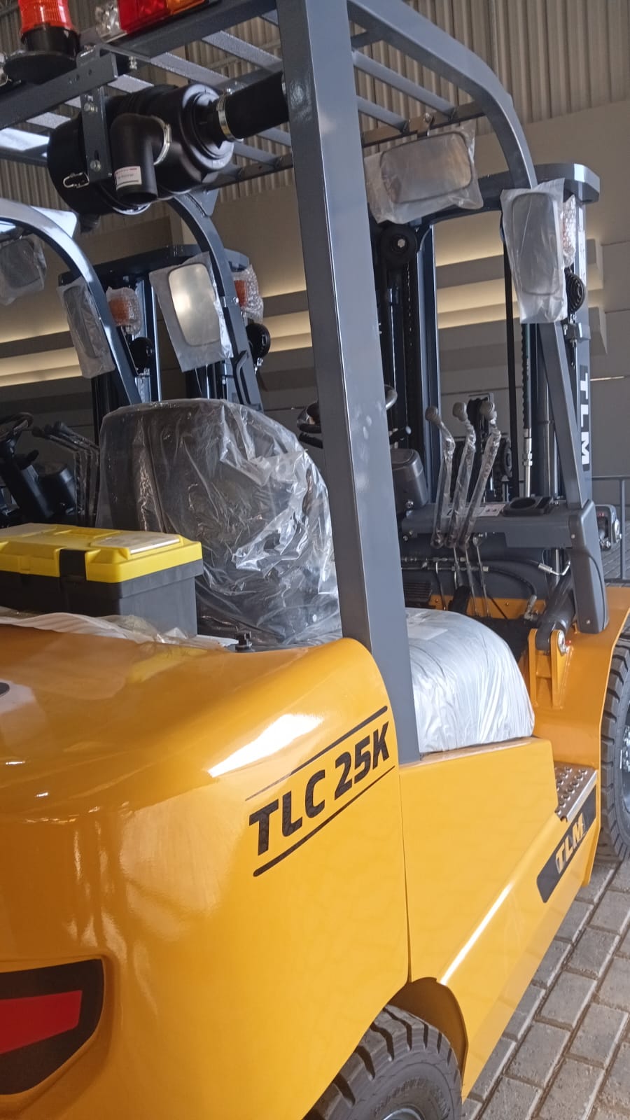 Empilhadeira duplex (nova) , Marca: TLM Modelo: TLC 25D para 2.5 ton ,com torre de 3.50 m e motor a diesel . - Imagem 4