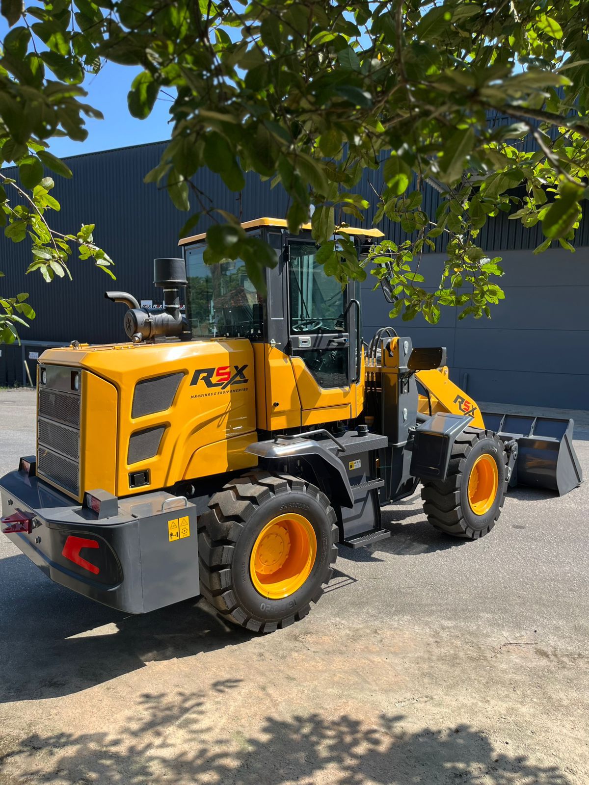 Pá Carregadeira (nova) Marca: RSX Modelo: RS 942 4x4 linha Premiun, Ano: 2026, Cabinada de fábrica com ar condicionado. - Imagem 7