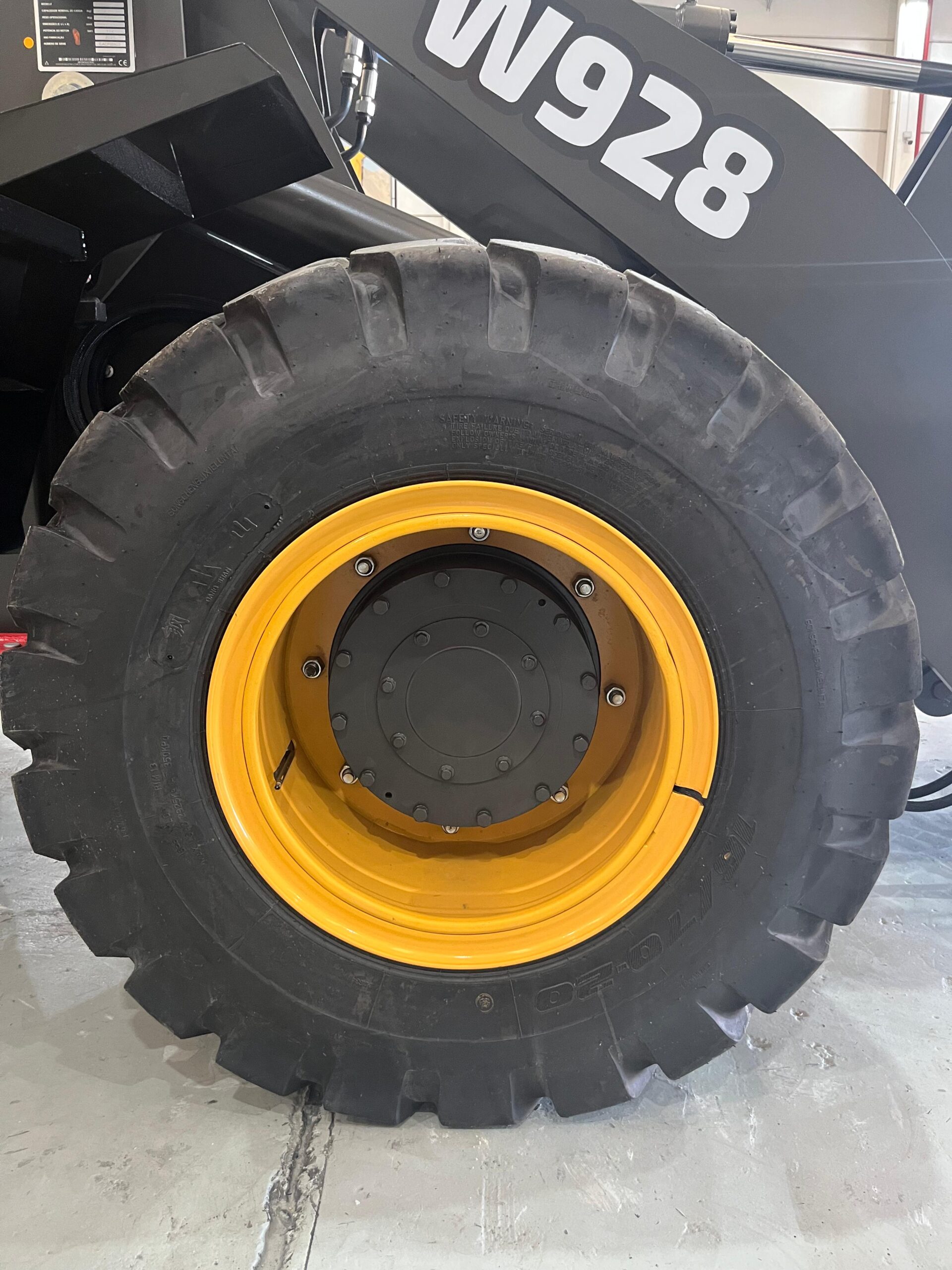 Pá Carregadeira (nova) Marca: Forza Modelo: W928 4x4 linha Premiun, Ano: 2026, Cabinada de fábrica com ar condicionado - Imagem 5