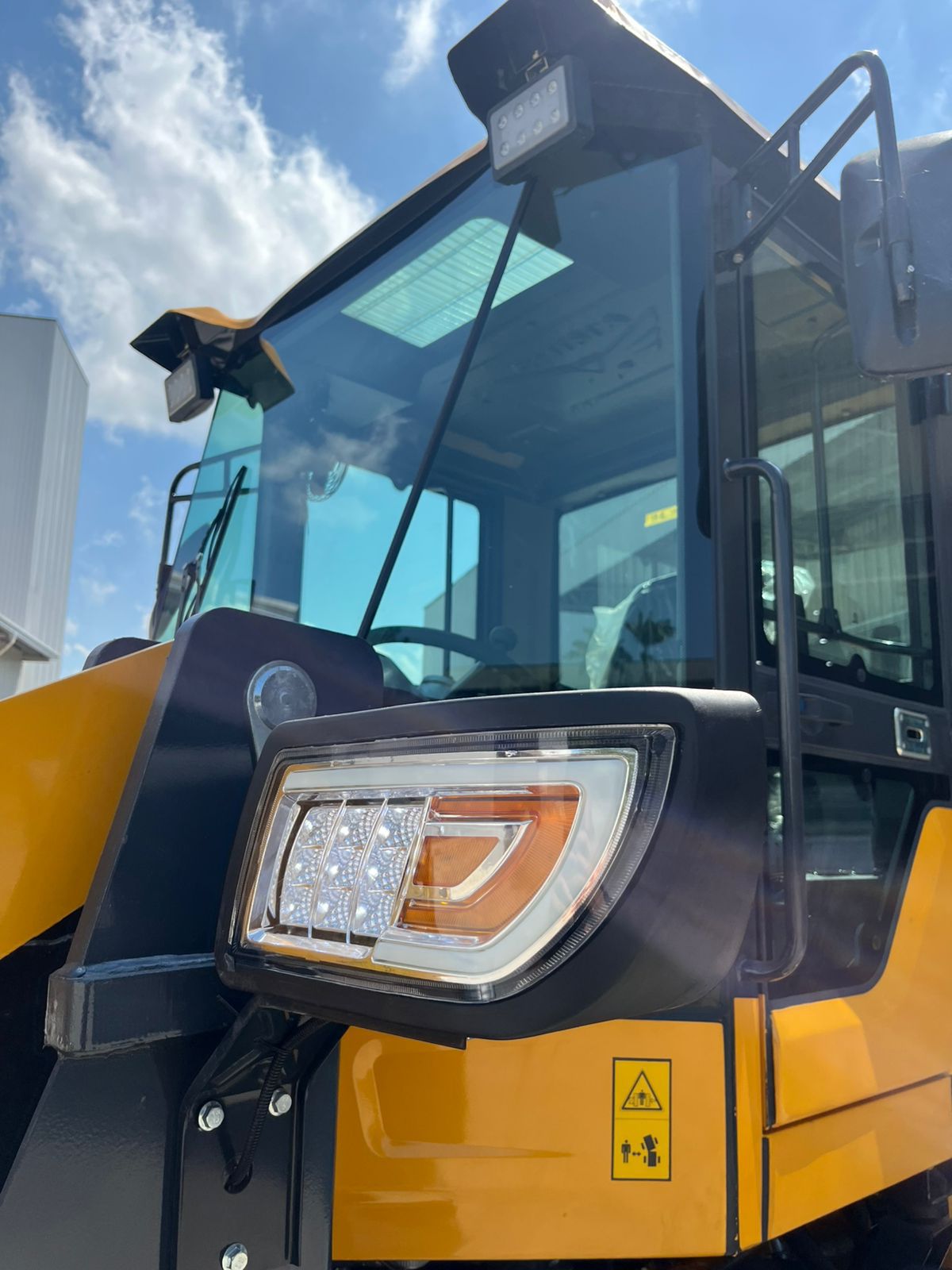 Pá Carregadeira (nova) Marca: RSX Modelo: RS 942 4x4 linha Premiun, Ano: 2026, Cabinada de fábrica com ar condicionado. - Imagem 10