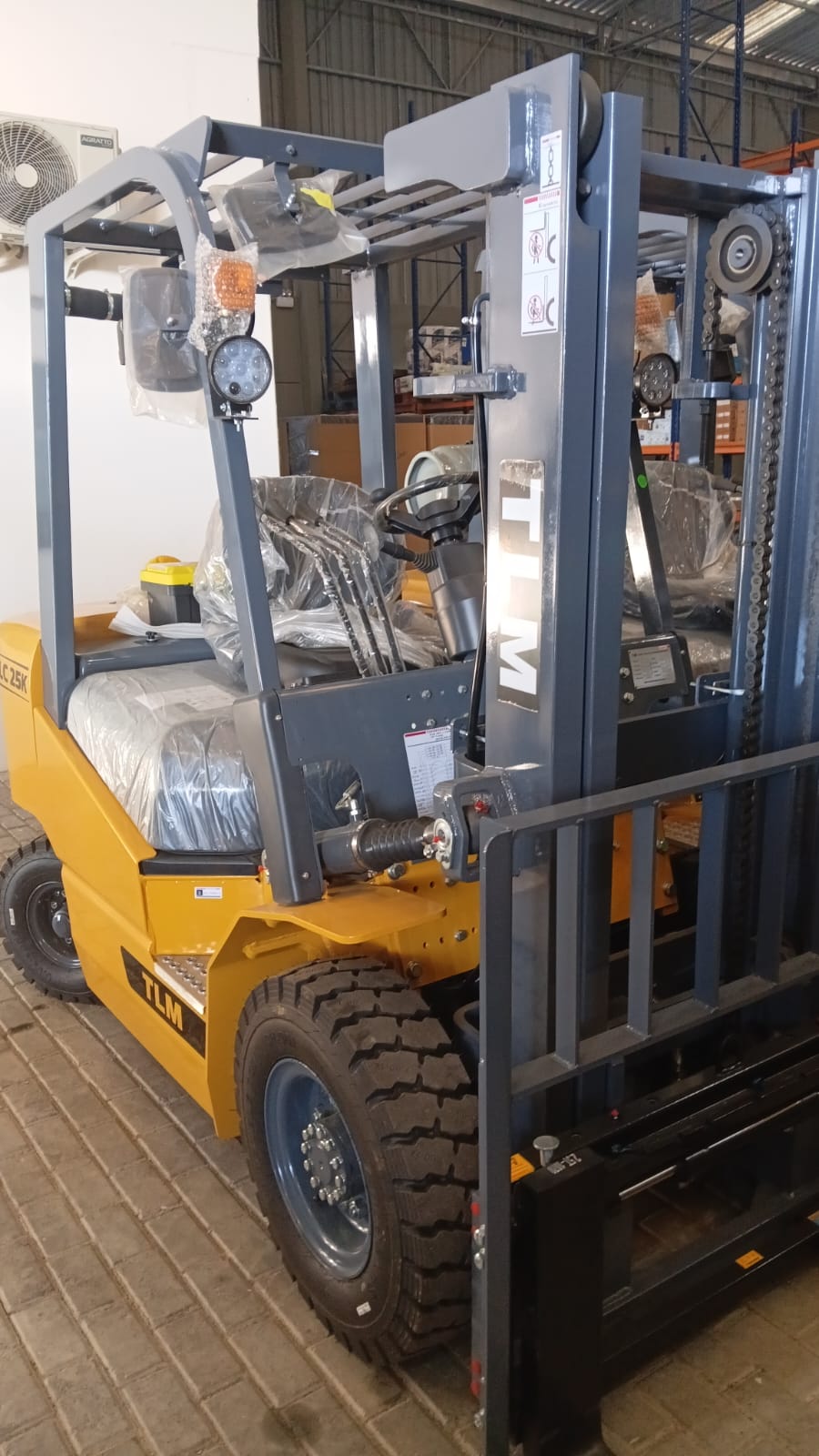 Empilhadeira duplex (nova) , Marca: TLM Modelo: TLC 25D para 2.5 ton ,com torre de 3.50 m e motor a diesel . - Imagem 6