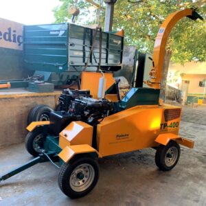 Triturador de Galhos ( novo) com motor a diesel, Marca: Pinheiro Modelo: TP 400 com carretinha para transporte de 2 eixos 4 rodas.