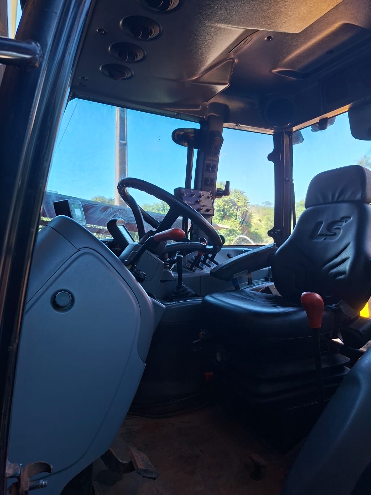 LS Tractor modelo: Plus 100 cabinado 4x4 Ano 2018 (Rodagen dual/filipado), com redutor de velocidade e Reversor de marchas. - Imagem 5
