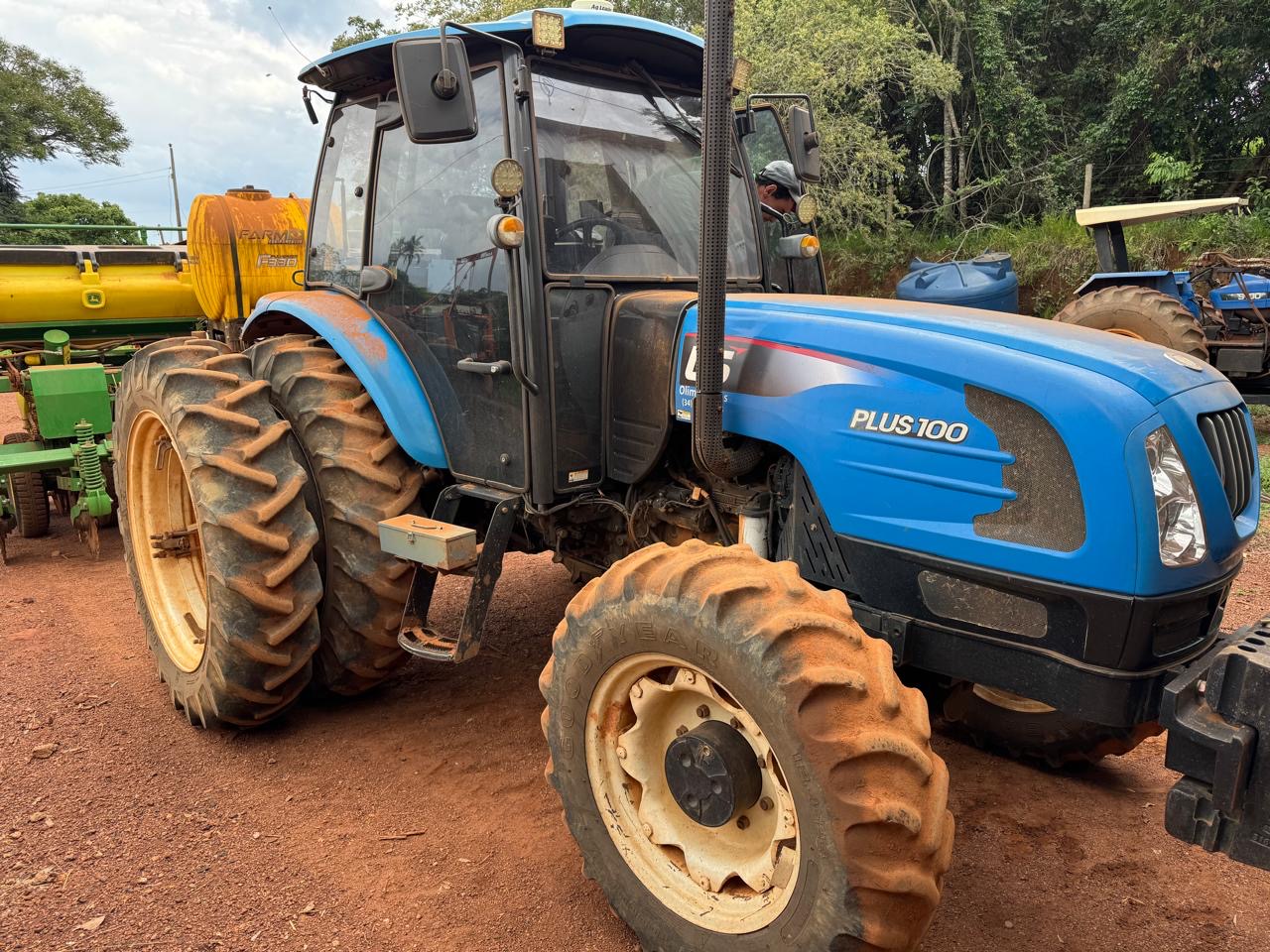 LS Tractor modelo: Plus 100 cabinado 4x4 Ano 2018 (Rodagen dual/filipado), com redutor de velocidade e Reversor de marchas. - Imagem 2