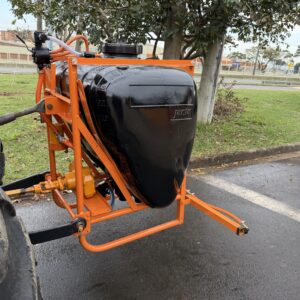 Pulverizador hidráulico Marca: Jacto Modelo: AJ 401 com capacidade para 400 L e barra traseira de pulverização de 2.0 m.