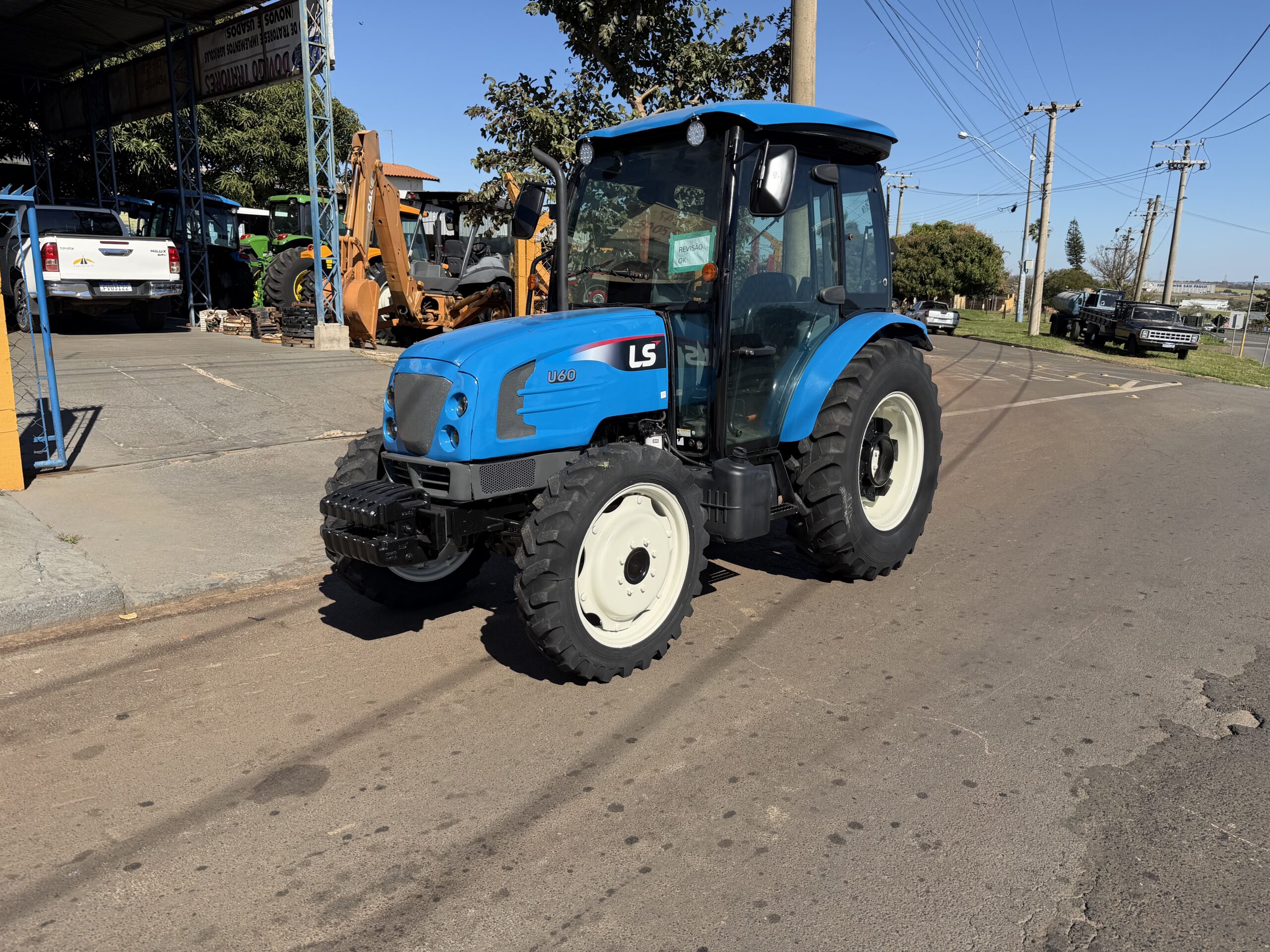 LS Tractor modelo: U60 4x4 Ano 2017, Cod (12), cabinado de fábrica com ar condicionado - Imagem 2