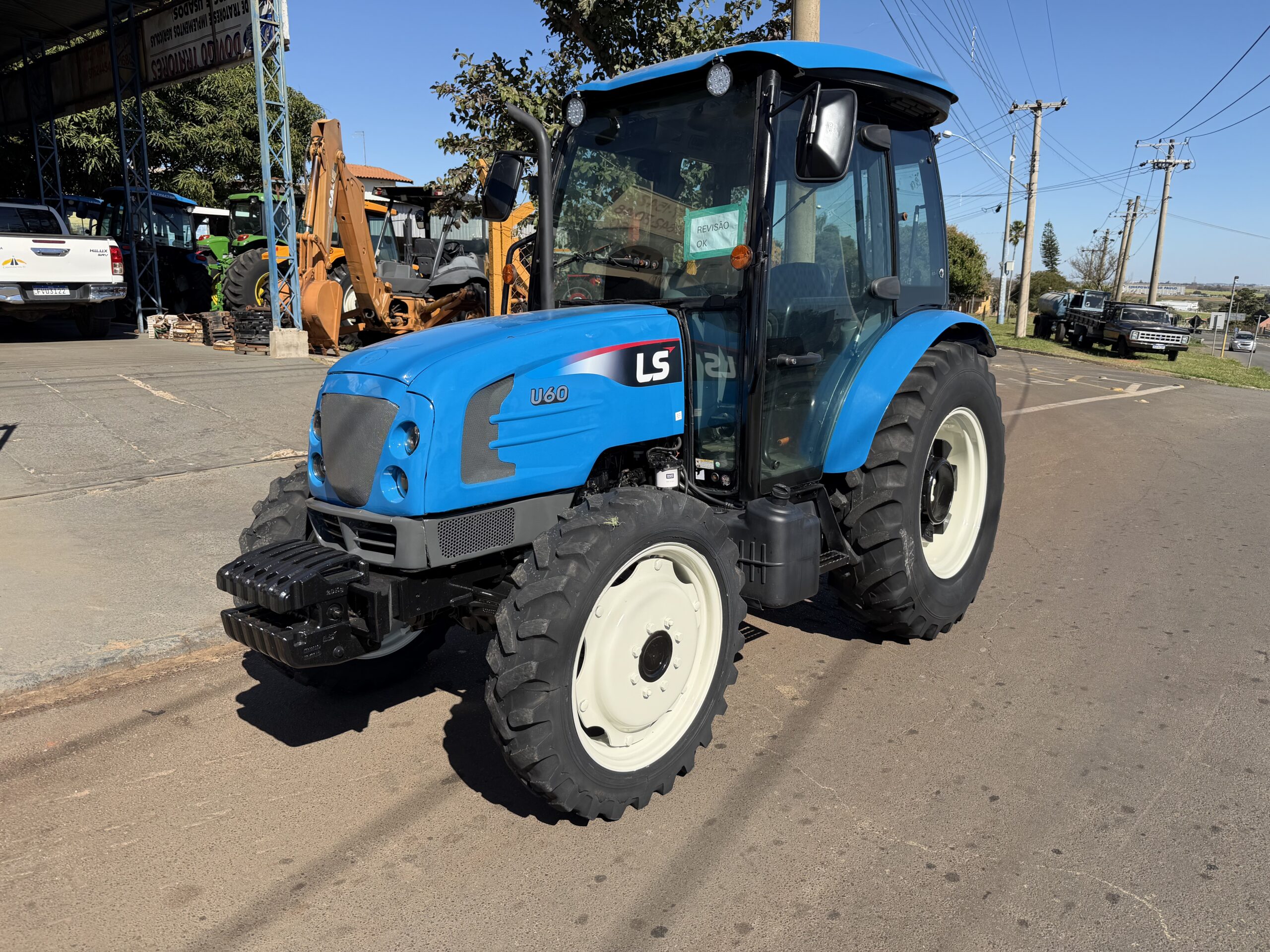 LS Tractor modelo: U60 4x4 Ano 2017, Cod (12), cabinado de fábrica com ar condicionado - Imagem 3