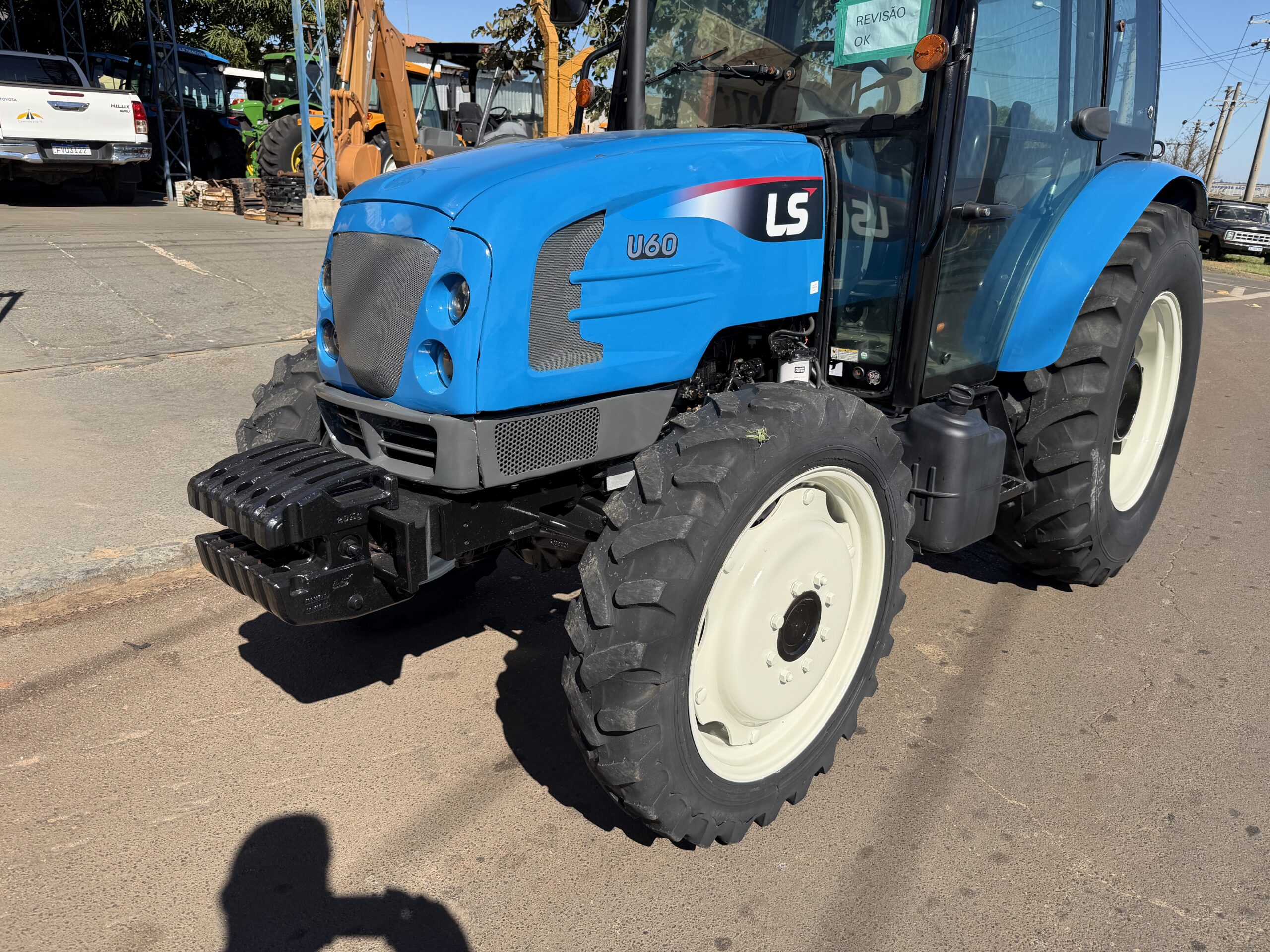LS Tractor modelo: U60 4x4 Ano 2017, Cod (12), cabinado de fábrica com ar condicionado - Imagem 6