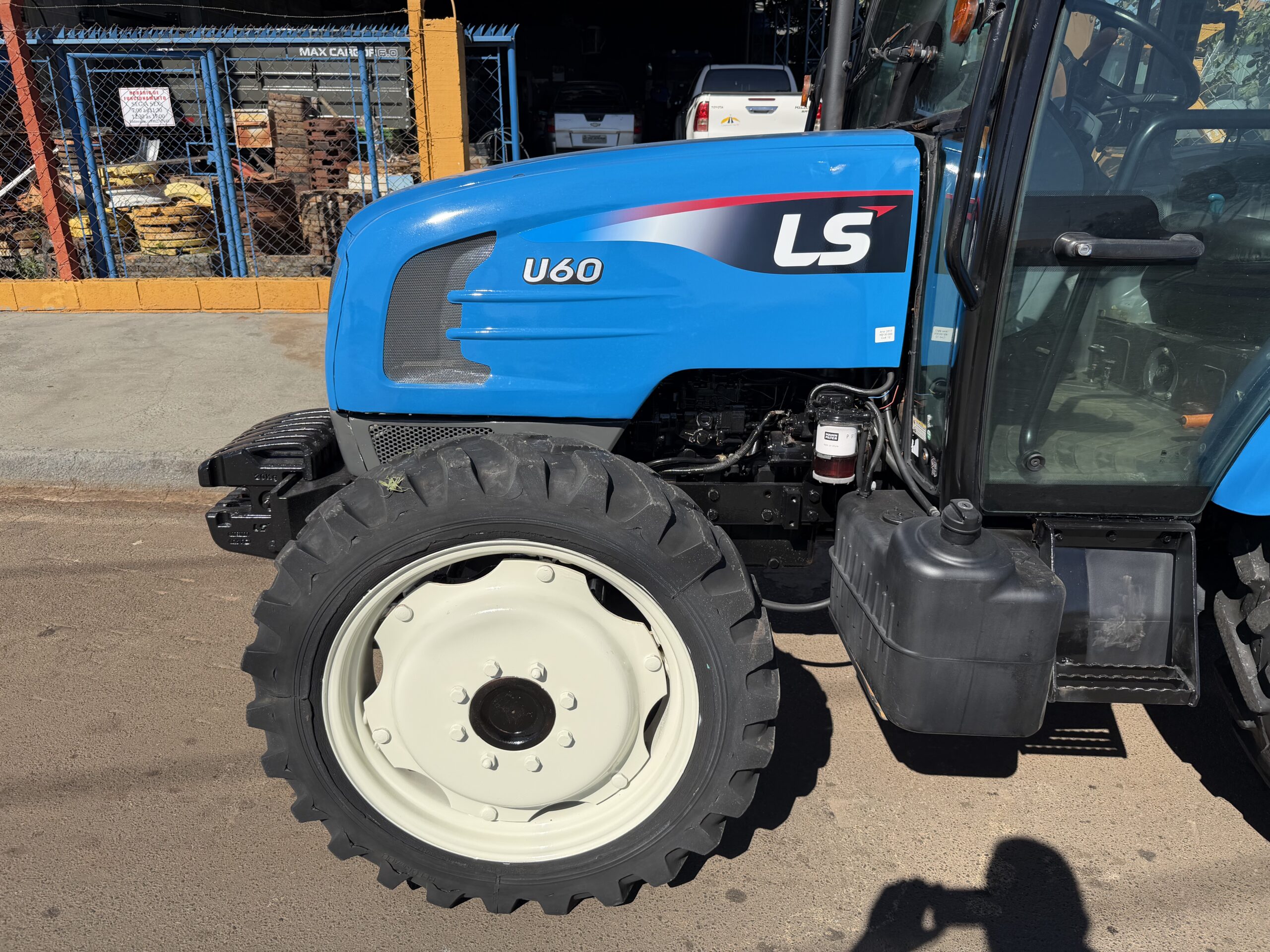 LS Tractor modelo: U60 4x4 Ano 2017, Cod (12), cabinado de fábrica com ar condicionado - Imagem 5