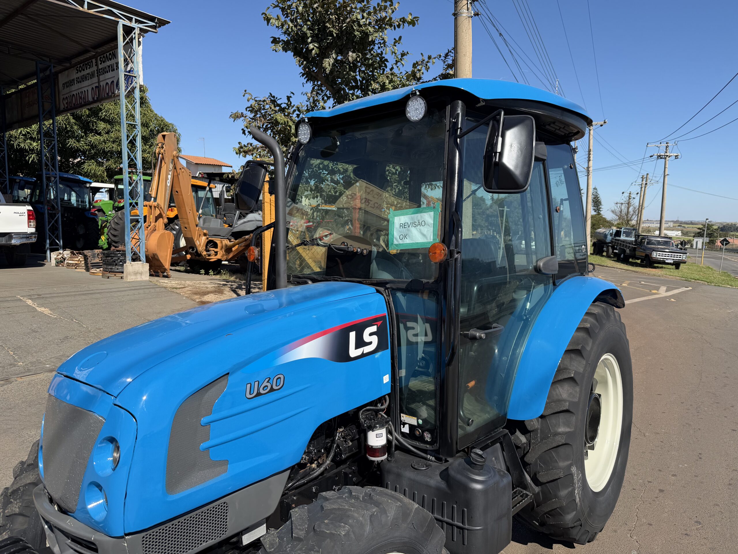 LS Tractor modelo: U60 4x4 Ano 2017, Cod (12), cabinado de fábrica com ar condicionado - Imagem 4