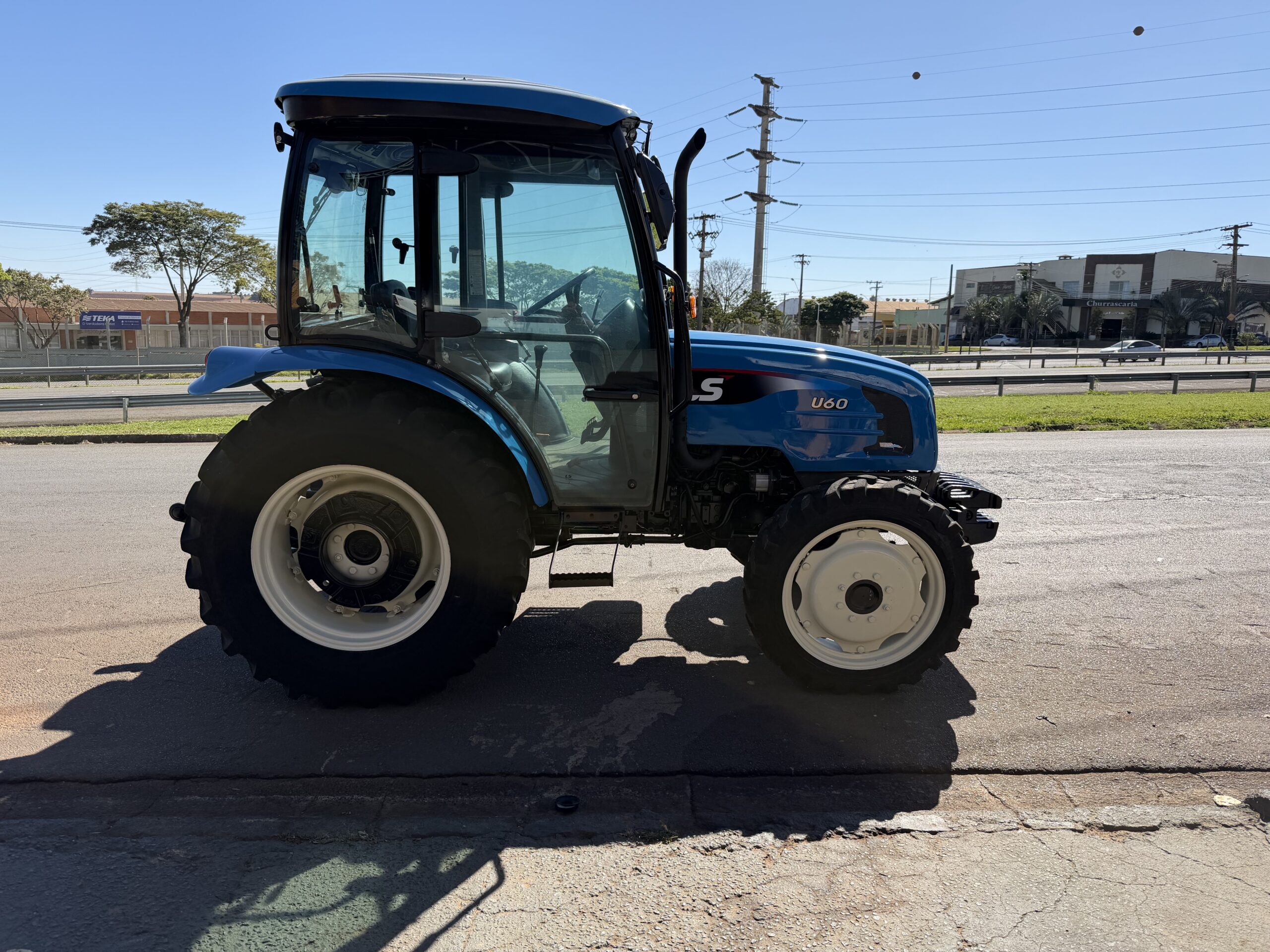 LS Tractor modelo: U60 4x4 Ano 2017, Cod (12), cabinado de fábrica com ar condicionado - Imagem 10