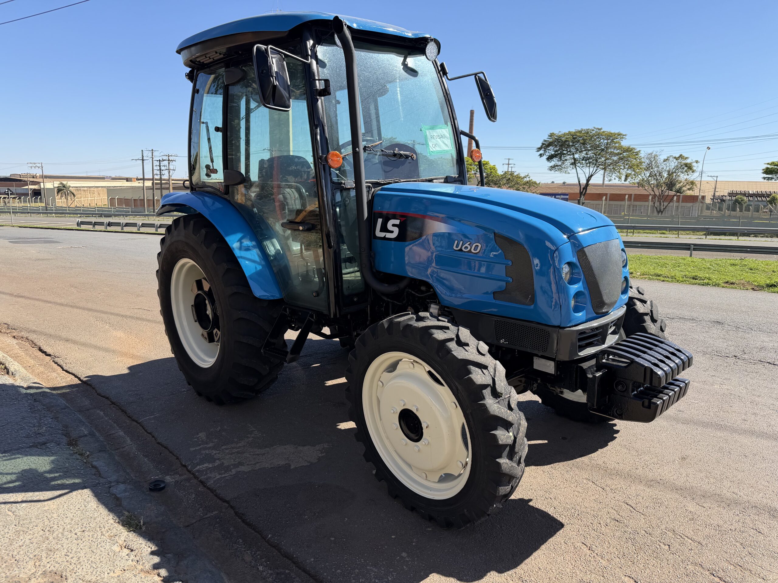 LS Tractor modelo: U60 4x4 Ano 2017, Cod (12), cabinado de fábrica com ar condicionado - Imagem 8
