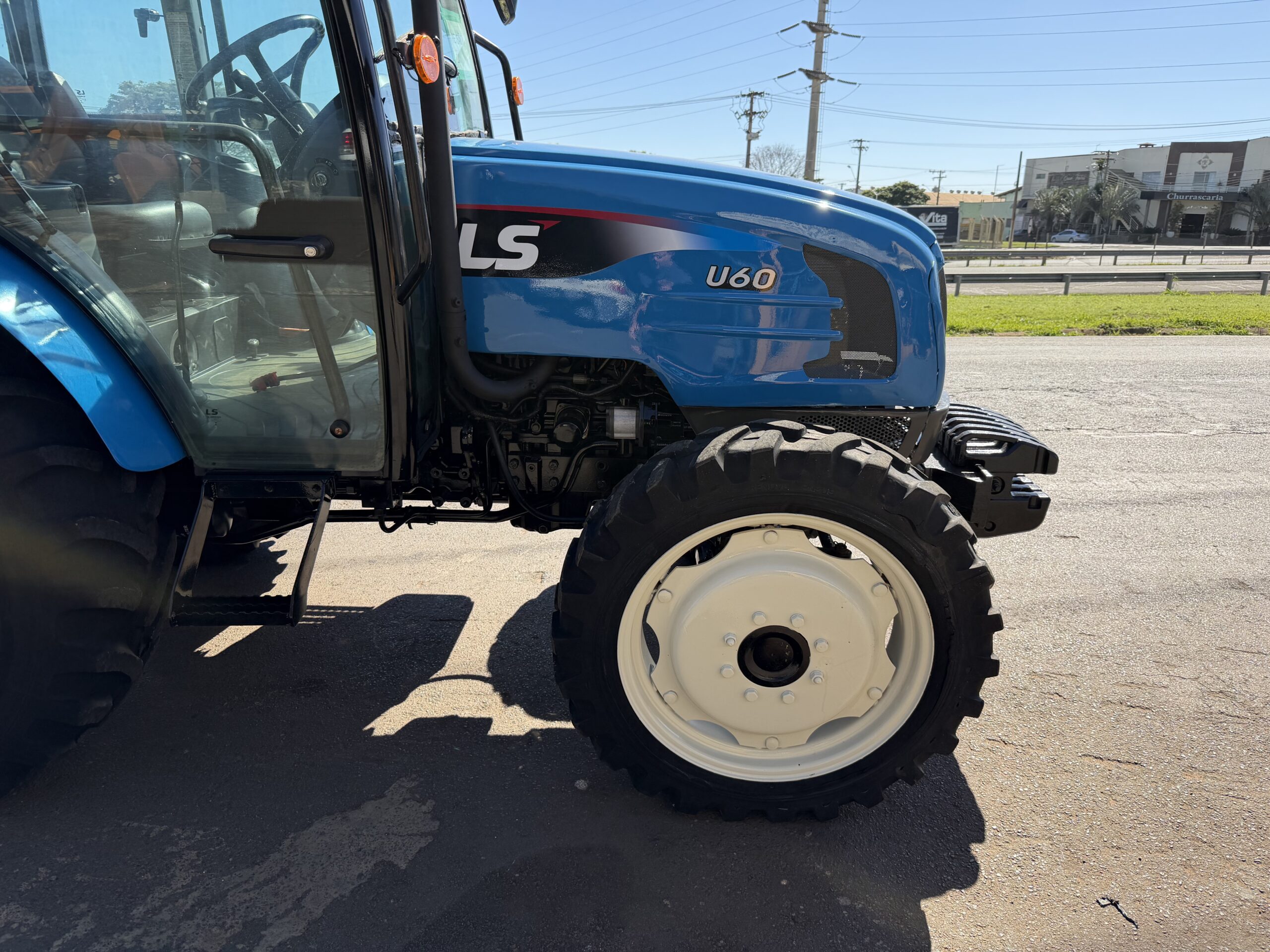 LS Tractor modelo: U60 4x4 Ano 2017, Cod (12), cabinado de fábrica com ar condicionado - Imagem 13