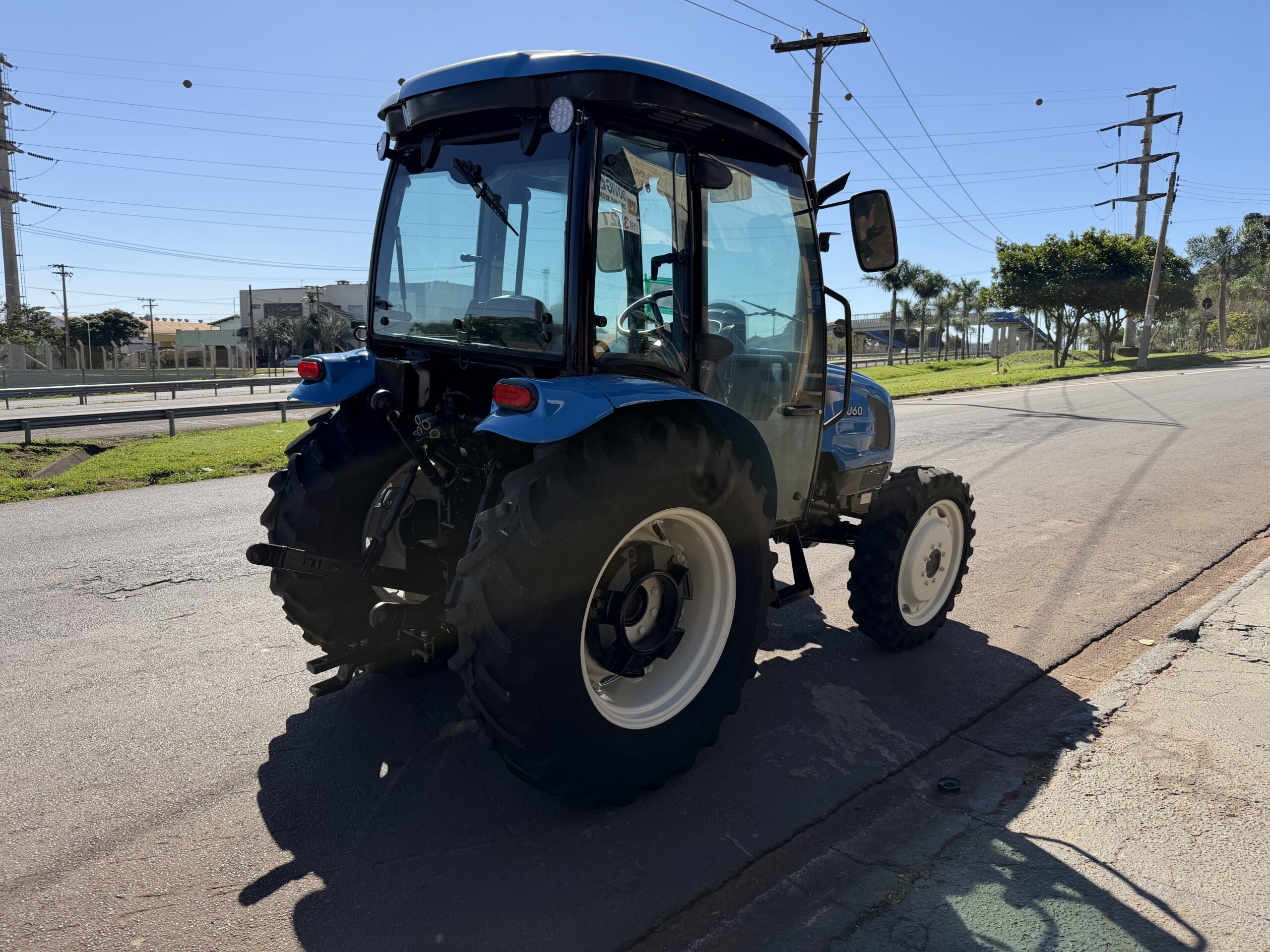 LS Tractor modelo: U60 4x4 Ano 2017, Cod (12), cabinado de fábrica com ar condicionado - Imagem 12