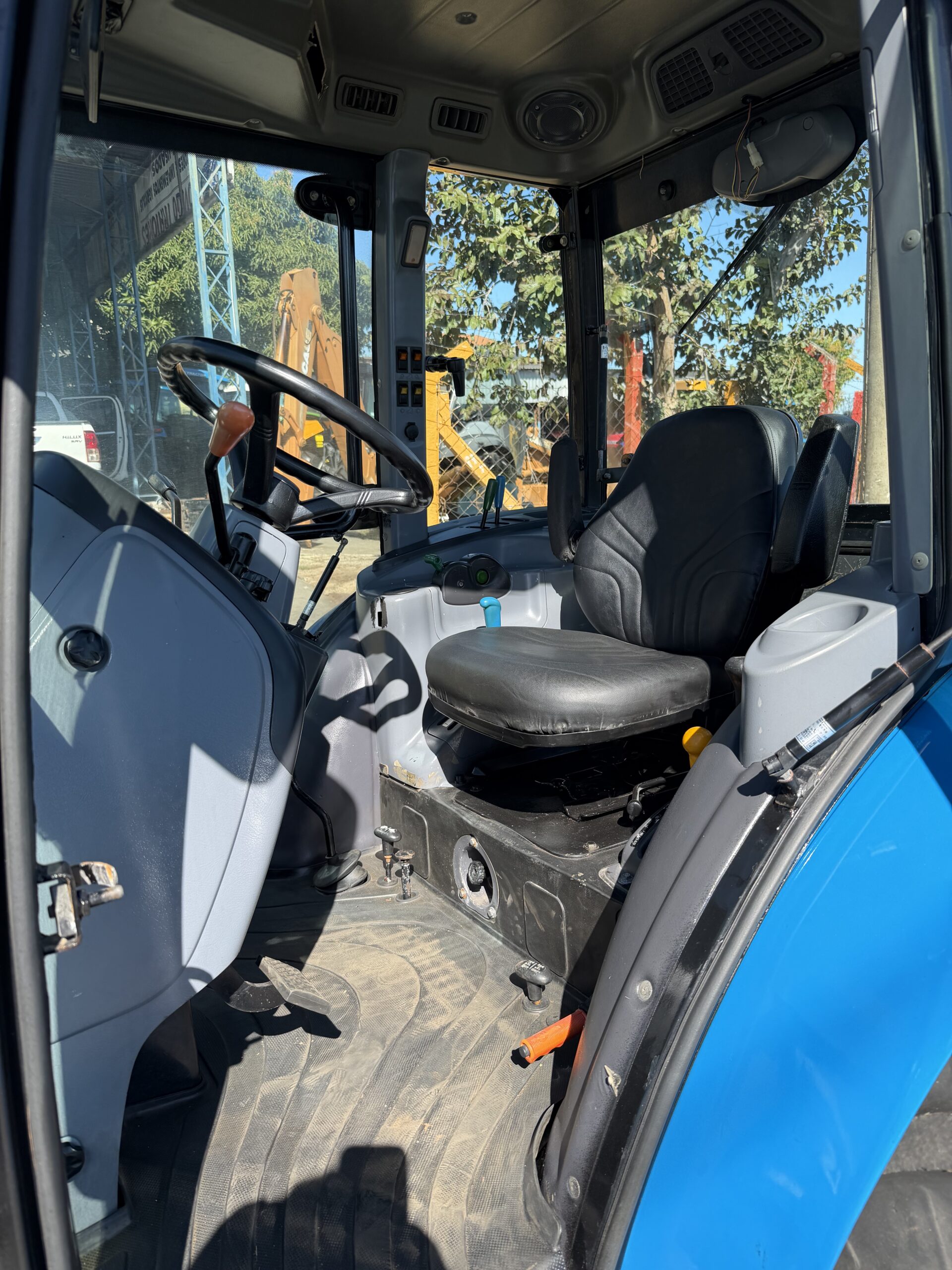 LS Tractor modelo: U60 4x4 Ano 2017, Cod (12), cabinado de fábrica com ar condicionado - Imagem 14