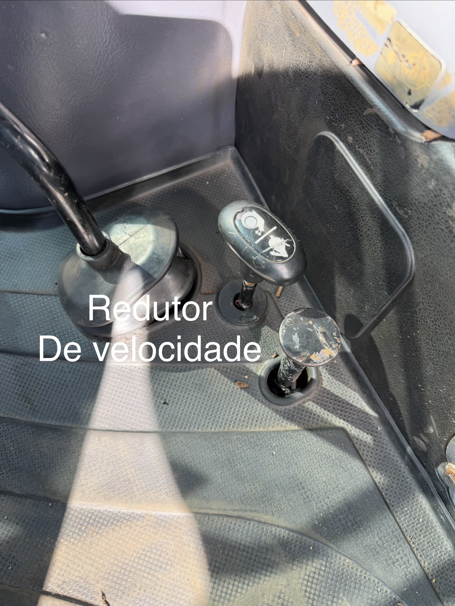 LS Tractor modelo: U60 4x4 Ano 2017, Cod (12), cabinado de fábrica com ar condicionado - Imagem 17