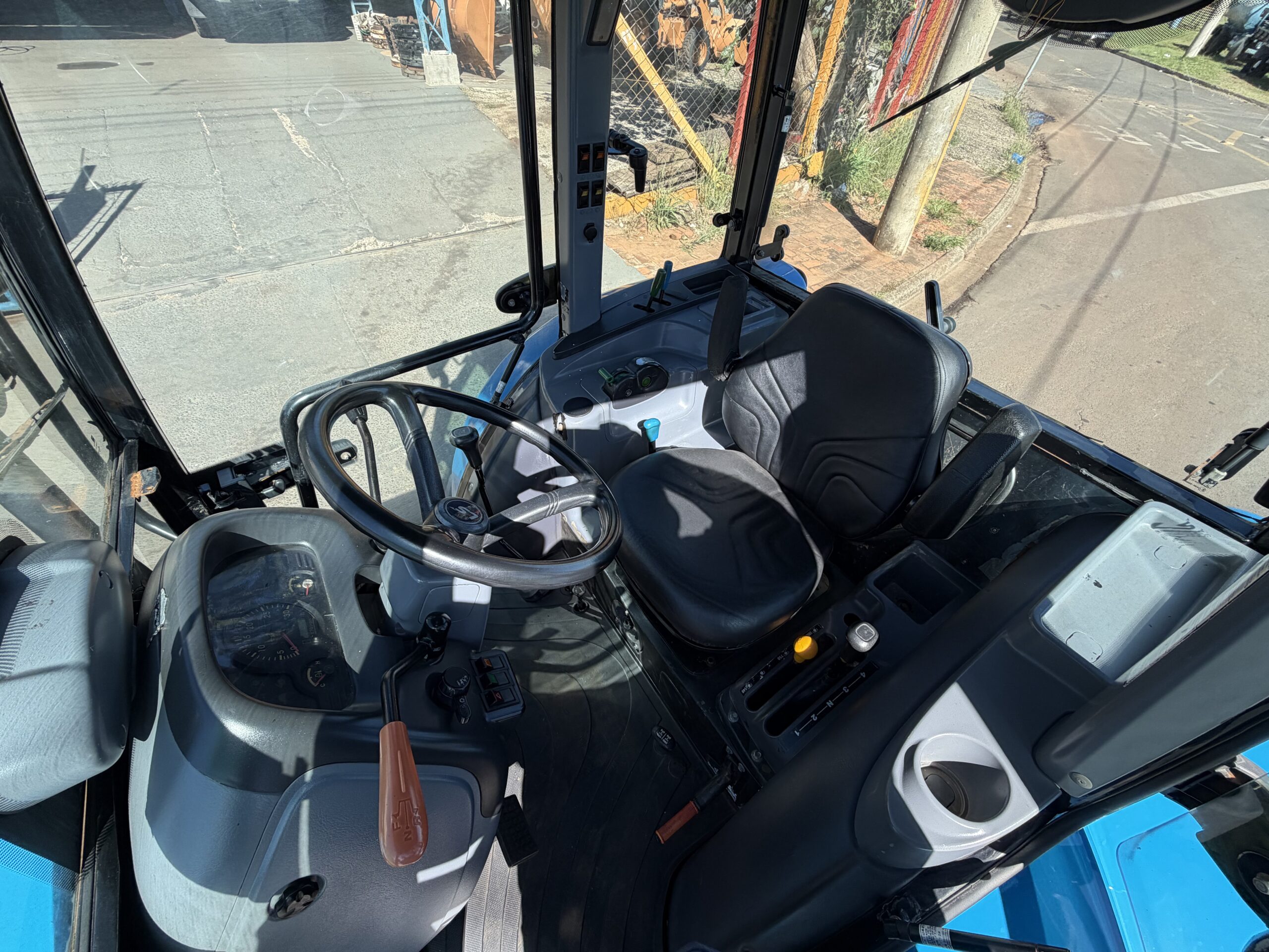 LS Tractor modelo: U60 4x4 Ano 2017, Cod (12), cabinado de fábrica com ar condicionado - Imagem 21