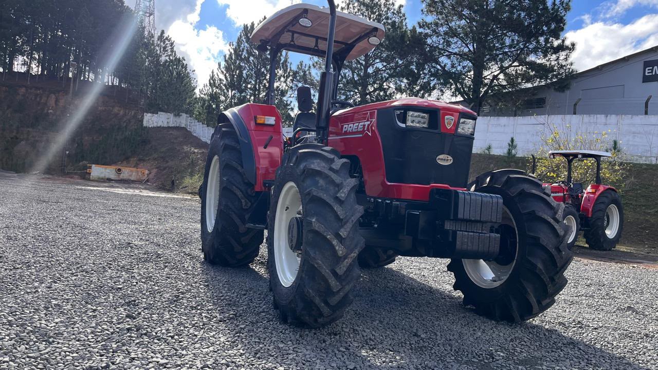 Trator Agrícola novo Marca: PREET Modelo 9049 4x4 com Reversor de marchas.