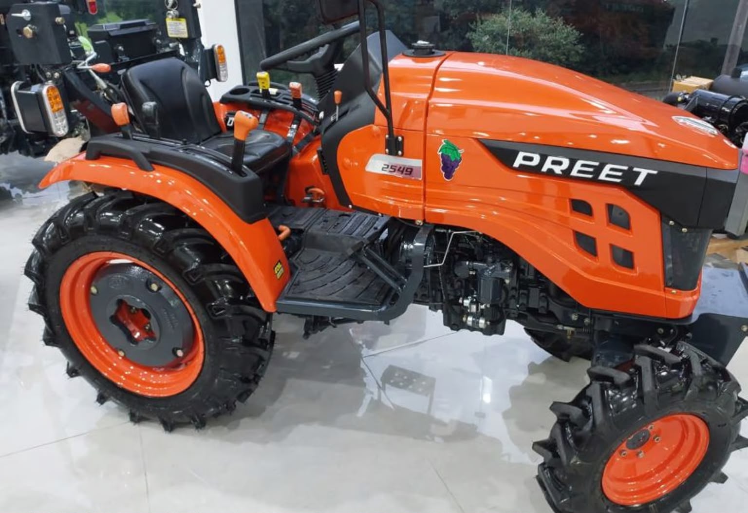 Trator Agrícola (novo) Marca: PREET Modelo: 2549 4x4 - Imagem 4