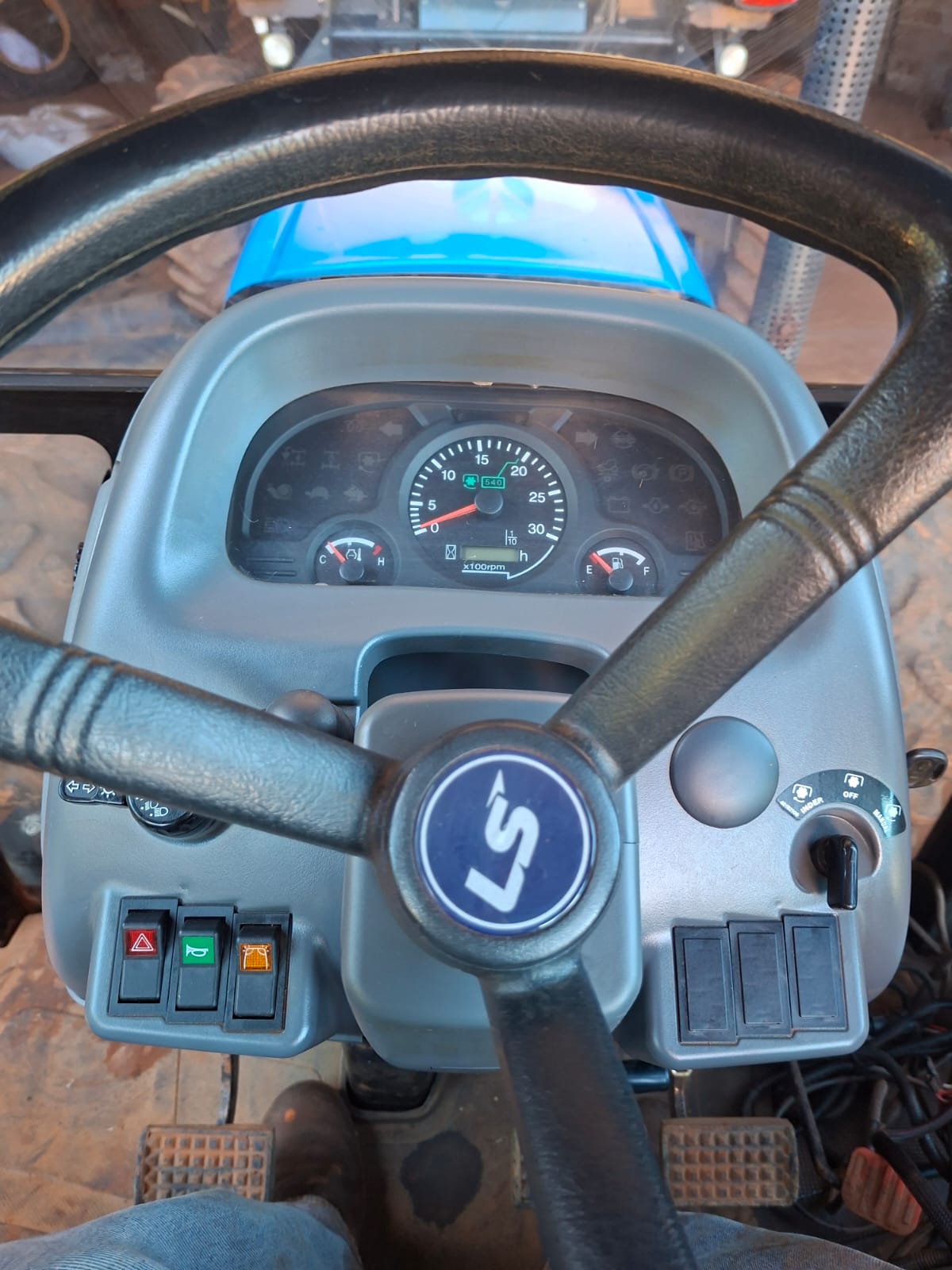 LS Tractor modelo: Plus 100 cabinado 4x4 Ano 2018 (Rodagen dual/filipado), com redutor de velocidade e Reversor de marchas. - Imagem 6