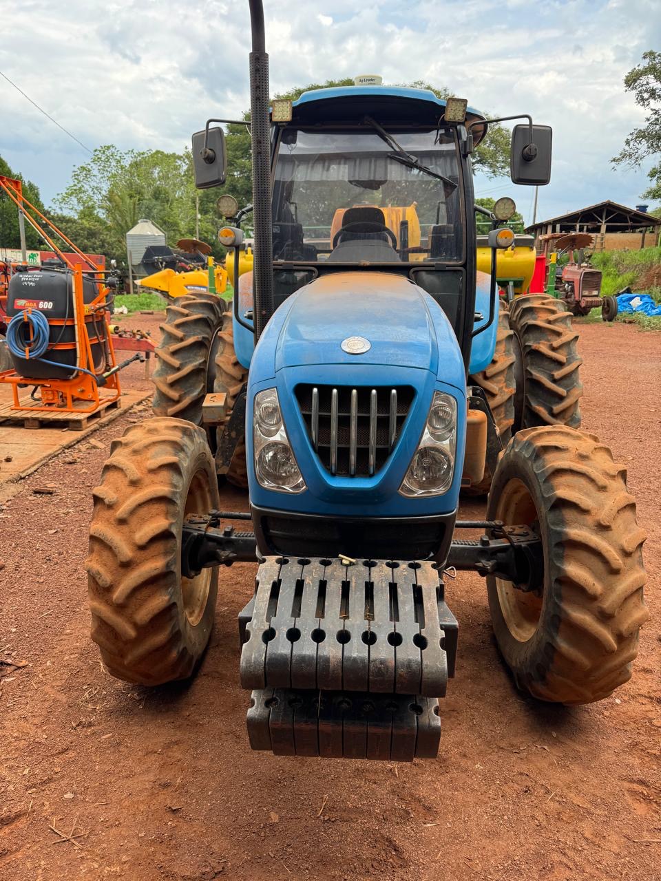 LS Tractor modelo: Plus 100 cabinado 4x4 Ano 2018 (Rodagen dual/filipado), com redutor de velocidade e Reversor de marchas. - Imagem 4