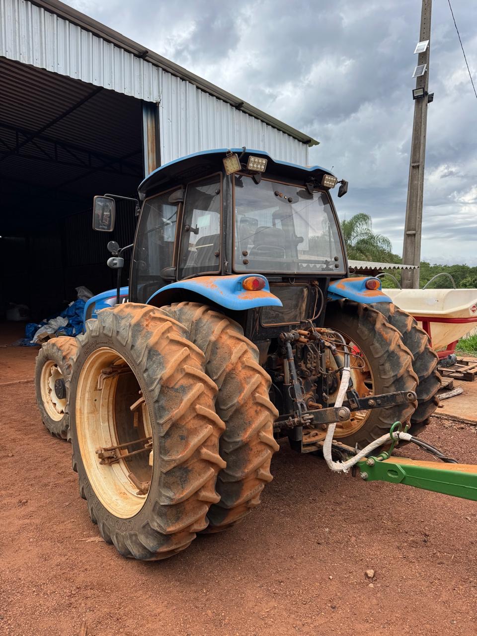 LS Tractor modelo: Plus 100 cabinado 4x4 Ano 2018 (Rodagen dual/filipado), com redutor de velocidade e Reversor de marchas. - Imagem 3